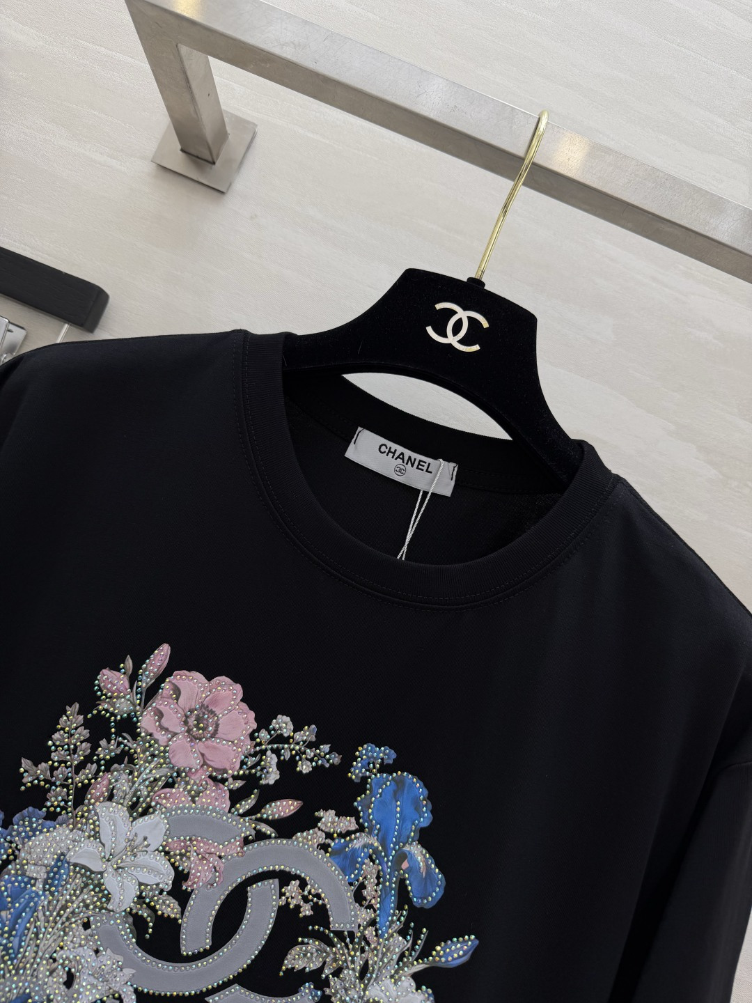 🤍Chane♡²⁶花卉闪钻T恤▫️oversize宽松版型，显瘦一绝▫️胸前花卉双C印花，带闪钻工艺超精