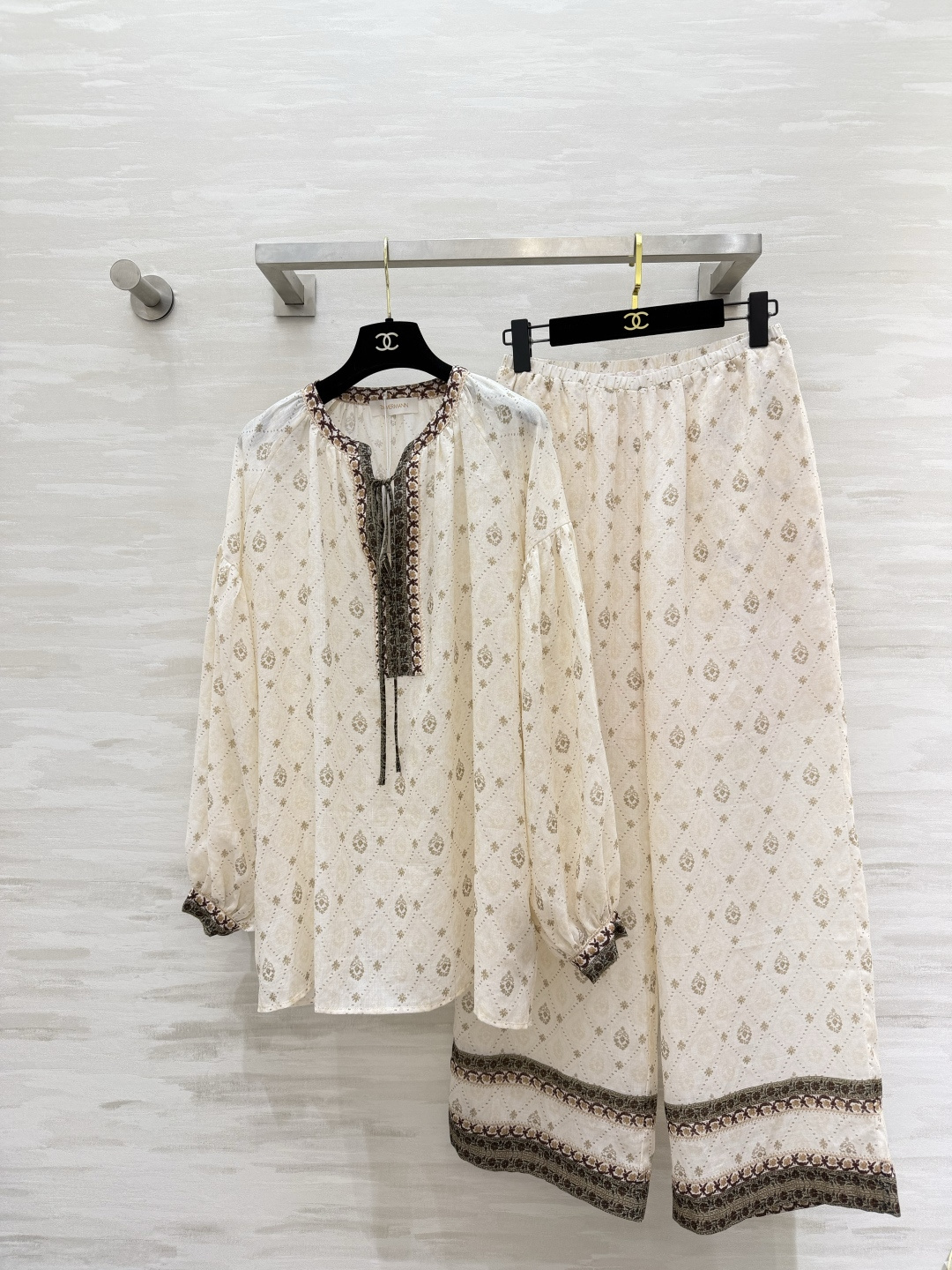 NO:830195,Zimmerman retro bohemian style printed suit, loose shirt + wide-leg pants, lazy and slim, light and breathable ramie fabric brings summer relaxation, collar/trouser hems trimmed, details are exquisite, suitable for vacation/daily wear, gentle and atmospheric, high-quality customization  Available in stock first size S/M/L (S size bust 132, length 72.5, waist 68, hips 108, pants length 102), Zimmerman-clothing, shirts,19860909Zimmerman复古波西米亚风印花套装,宽松衬衫+阔腿裤,慵懒又显瘦,轻薄透气苎麻面料 自带夏日松弛感 领口/裤脚镶边 细节超精致 出门度假/日常穿都很合适 温柔又有氛围感高品质定制 现货首发sizeS/M/L（s码胸围132,衣长72.5,腰围68,臀围108,裤长102）,兹默曼-服装,shirts,,Women's clothing