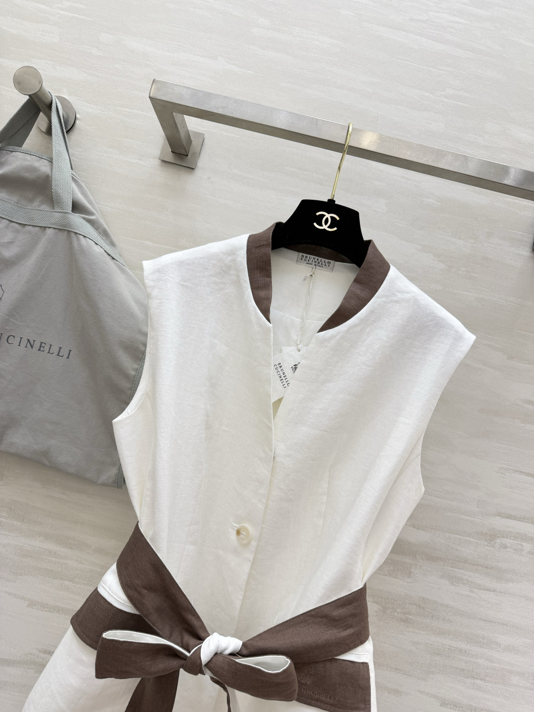 ▫️Brunello Cucinell♡²⁶亚麻撞色收腰马甲▫️白/灰两色可选，自带贵气松弛感▫️亚麻混