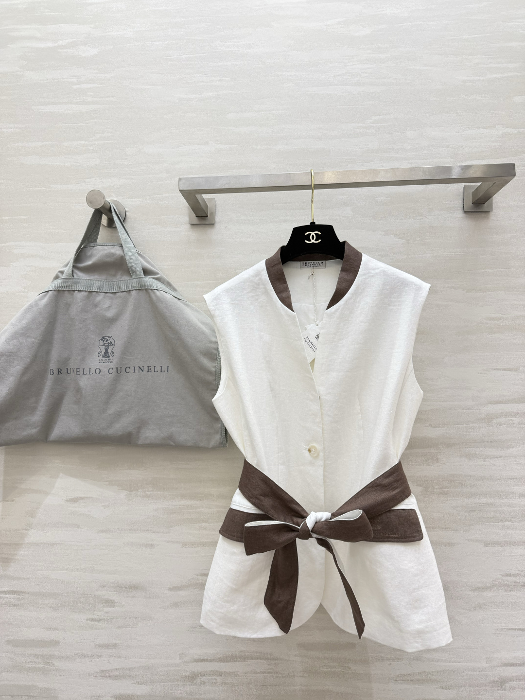 NO:830163,Brunello Cucinell Linen Contrast Waist Vest Available in white/grey, with a luxurious and relaxed feel. Linen blended fabric, breathable and anti-wrinkle, refreshing to wear in summer. Dark brown contrast collar + waist bow, easy to create the golden ratio. Can be worn for commuting or vacation, layered with white shirts or suspenders are super elegant. High-quality customization. Available in stock first size S/M/L (S size bust 88, length 63), women's clothing, brunello  cucinelli,shirts,gold,19860909Brunello Cucinell亚麻撞色收腰马甲 白/灰两色可选,自带贵气松弛感 亚麻混纺面料,透气抗皱,夏天穿也清爽 深棕撞色领边+腰侧蝴蝶结,轻松掐出黄金比例 通勤/度假都能搭,叠穿白衬衫或吊带都超有气质 高品质定制 现货首发sizeS/M/L（s码胸围88,衣长63）,女装,brunello cucinelli,shirts,gold,,Women's clothing