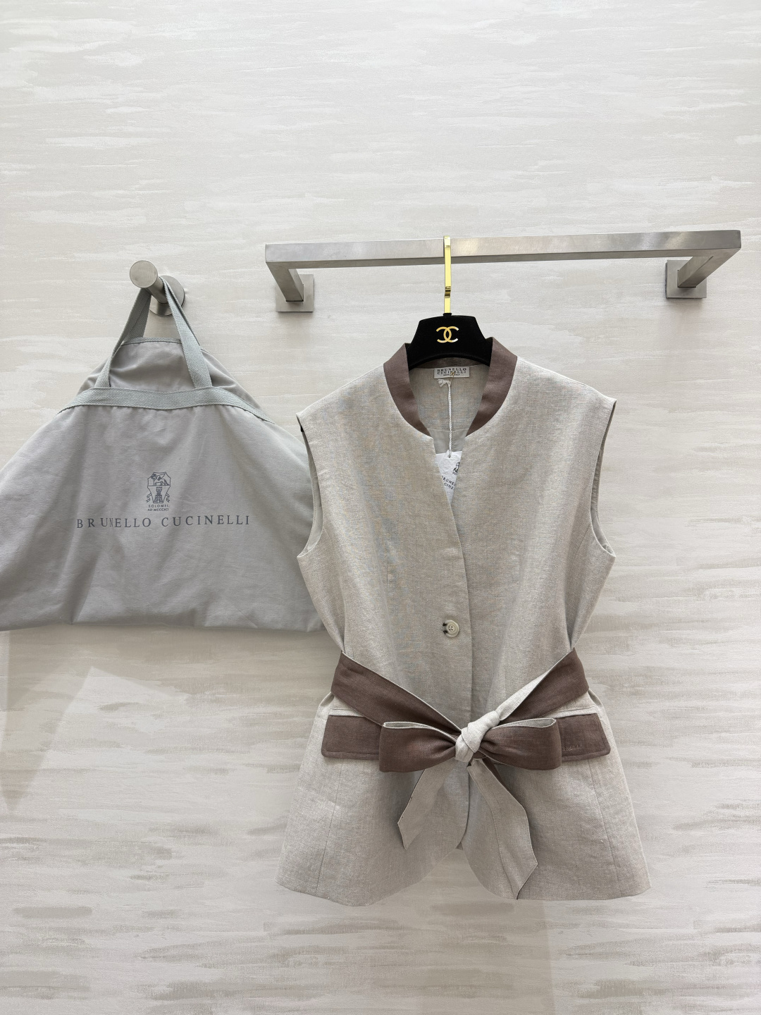 NO:830176,Brunello Cucinell Linen Contrast Waist Vest Available in white/grey, with a luxurious and relaxed feel. Linen blended fabric, breathable and anti-wrinkle, refreshing to wear in summer. Dark brown contrast collar + waist bow, easy to create the golden ratio. Can be worn for commuting or vacation, layered with white shirts or suspenders are super elegant. High-quality customization. Available in stock first size S/M/L (S size bust 88, length 63), women's clothing, brunello  cucinelli,shirts,gold,19860909Brunello Cucinell亚麻撞色收腰马甲 白/灰两色可选,自带贵气松弛感 亚麻混纺面料,透气抗皱,夏天穿也清爽 深棕撞色领边+腰侧蝴蝶结,轻松掐出黄金比例 通勤/度假都能搭,叠穿白衬衫或吊带都超有气质 高品质定制 现货首发sizeS/M/L（s码胸围88,衣长63）,女装,brunello cucinelli,shirts,gold,,Women's clothing