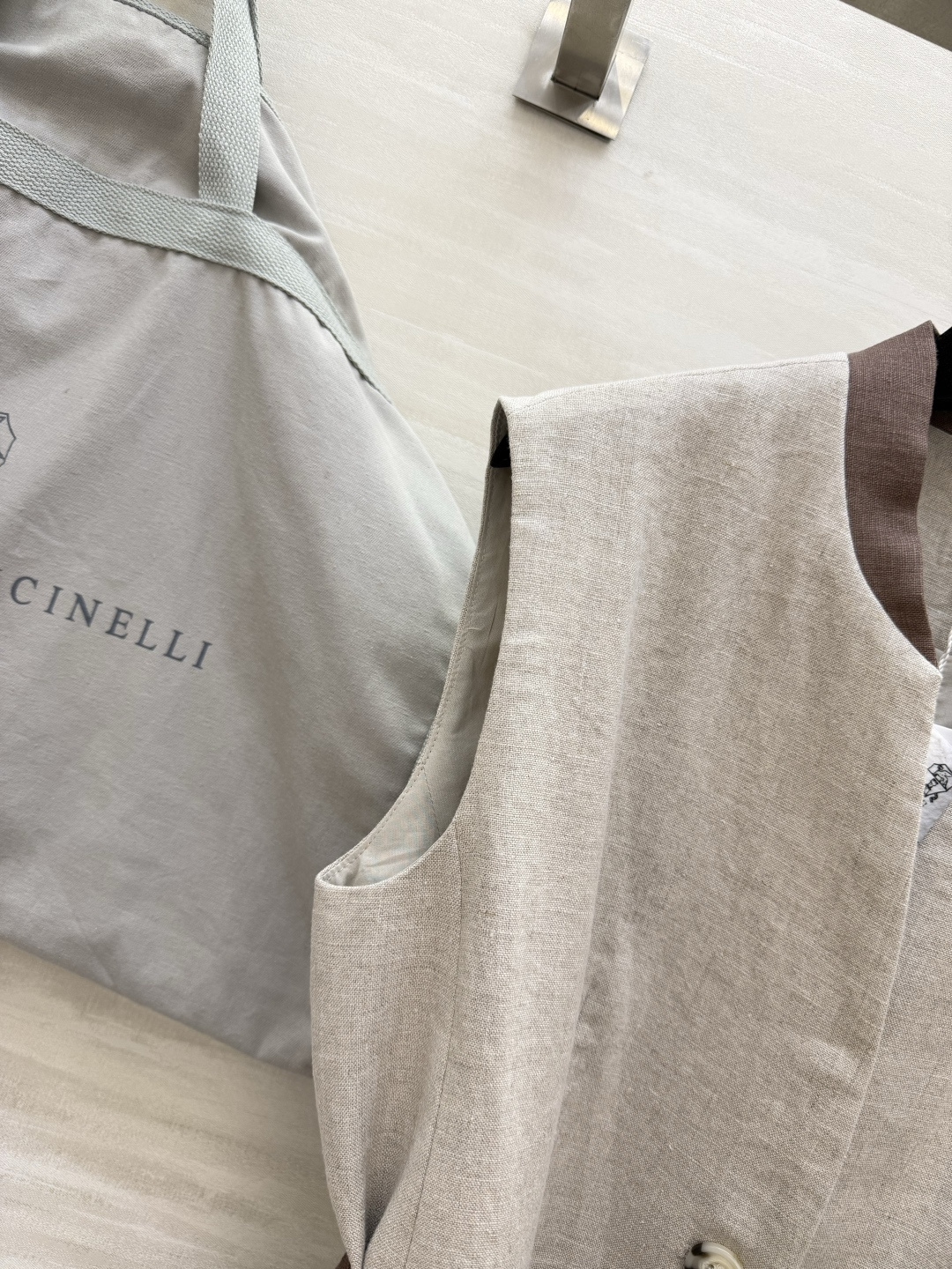 ▫️Brunello Cucinell♡²⁶亚麻撞色收腰马甲▫️白/灰两色可选，自带贵气松弛感▫️亚麻混