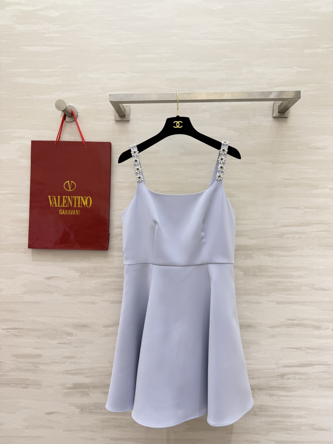 NO:830123,Valentin rhinestone suspender waist dress, available in black or light blue, has a rich family atmosphere. The shoulder straps are designed with diamonds, which sparkle in the sun. The bow on the back + A-line skirt makes you look slim and hide your body. Suitable for dates/birthdays/parties, gentle and elegant. High-quality customization.  Available in stock first size S/M/L/XL (M size bust 80, waist 68, skirt length 81), Valentino-clothing, valentino, valentino, skirts,19860909Valentin水钻吊带收腰连衣裙 黑/浅蓝两色可选,自带富家千金氛围感 肩带满钻设计,阳光下blingbling超闪 后背蝴蝶结+A字裙摆,显瘦又藏肉 约会/生日/派对穿都超合适,温柔又显贵 高品质定制 现货首发sizeS/M/L/XL（M码胸围80,腰围68,裙长81）,华伦天奴-服装,valentino,valentino,skirts,,Women's clothing