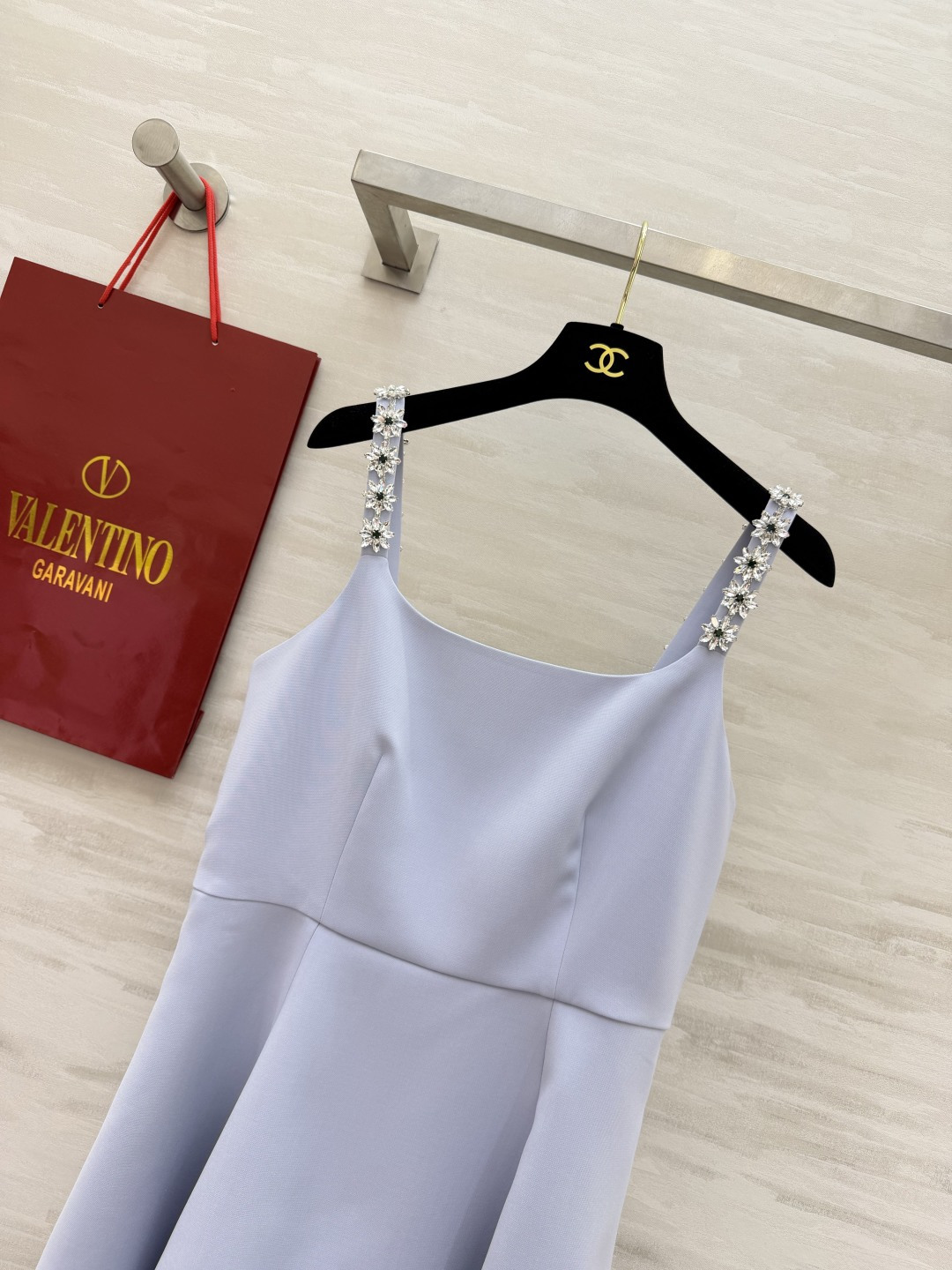 ▫️Valentin♡²⁶水钻吊带收腰连衣裙▫️黑/浅蓝两色可选，自带富家千金氛围感▫️肩带满钻设计，阳