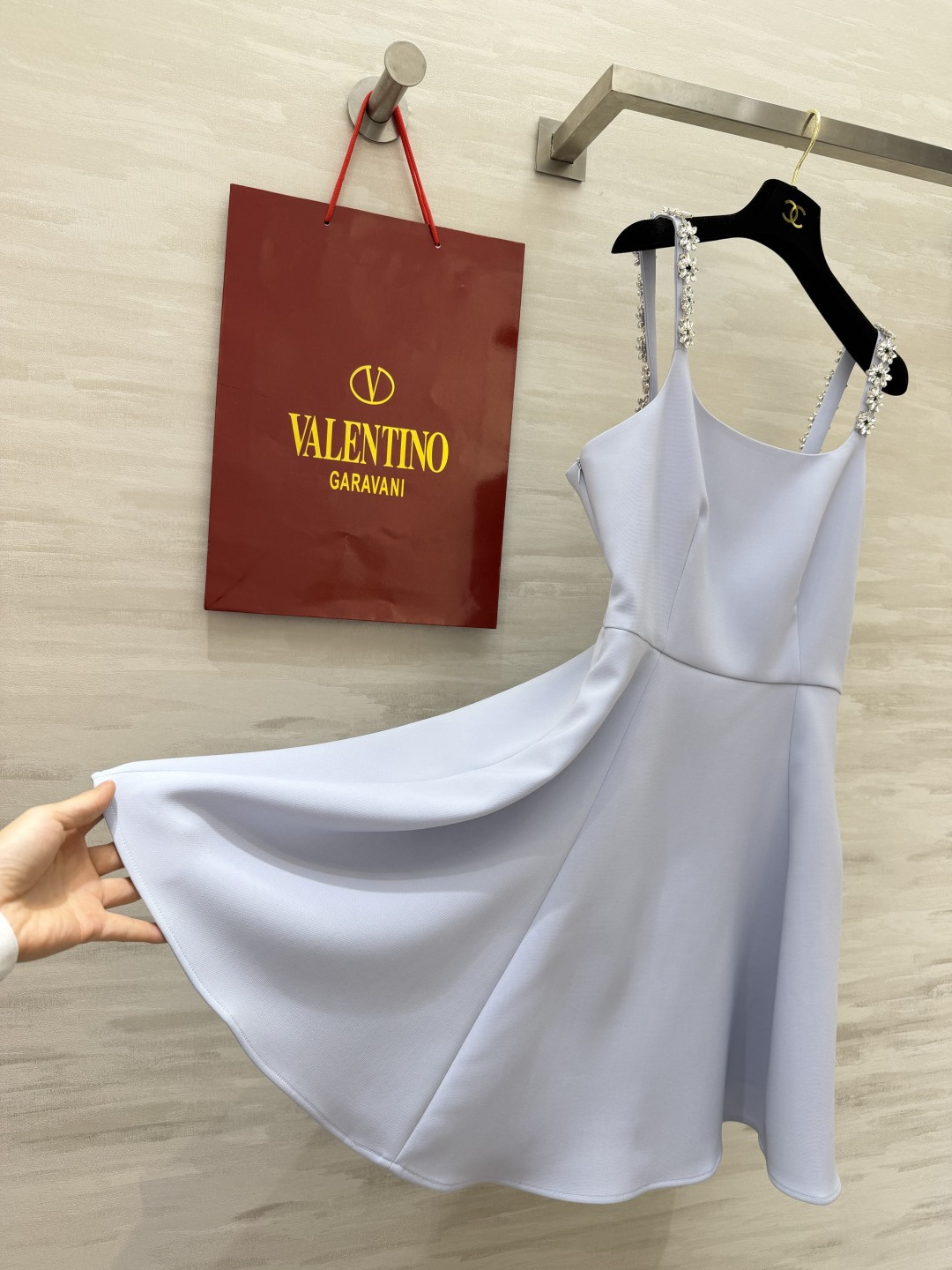 ▫️Valentin♡²⁶水钻吊带收腰连衣裙▫️黑/浅蓝两色可选，自带富家千金氛围感▫️肩带满钻设计，阳