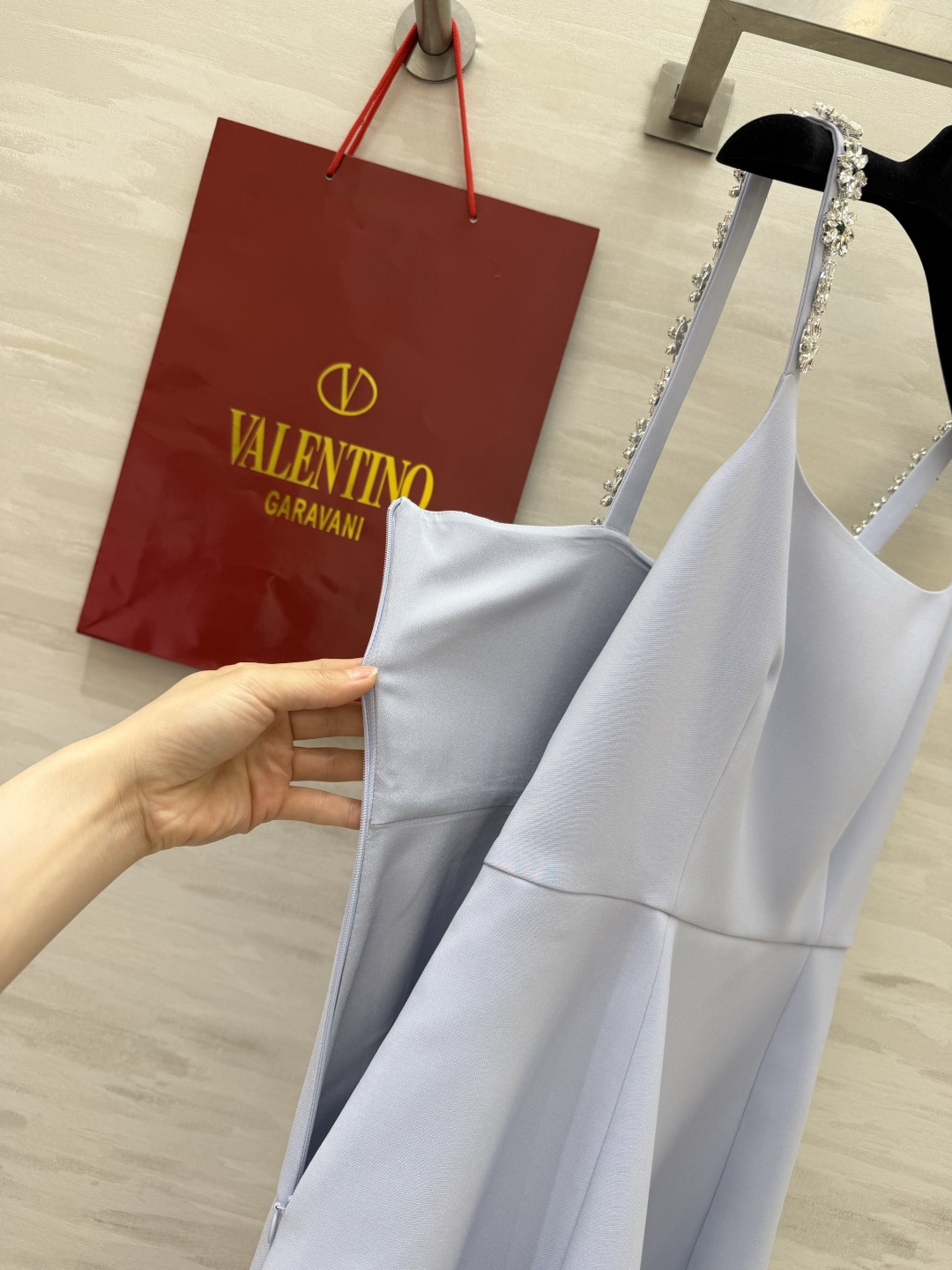 ▫️Valentin♡²⁶水钻吊带收腰连衣裙▫️黑/浅蓝两色可选，自带富家千金氛围感▫️肩带满钻设计，阳