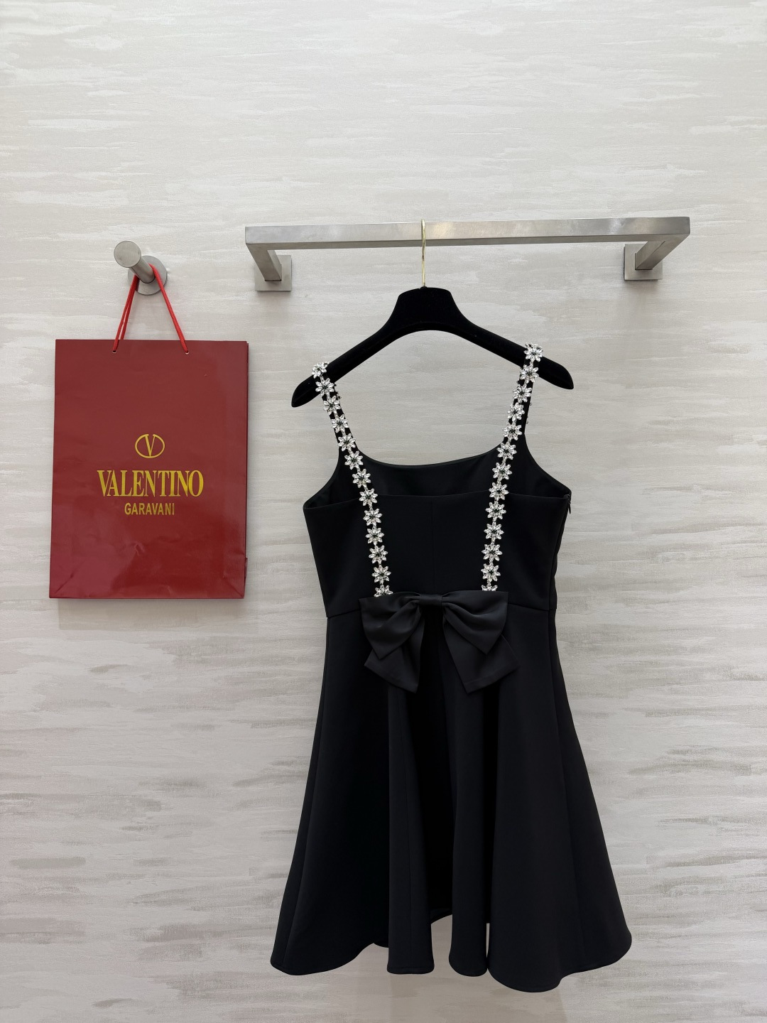 ▫️Valentin♡²⁶水钻吊带收腰连衣裙▫️黑/浅蓝两色可选，自带富家千金氛围感▫️肩带满钻设计，阳
