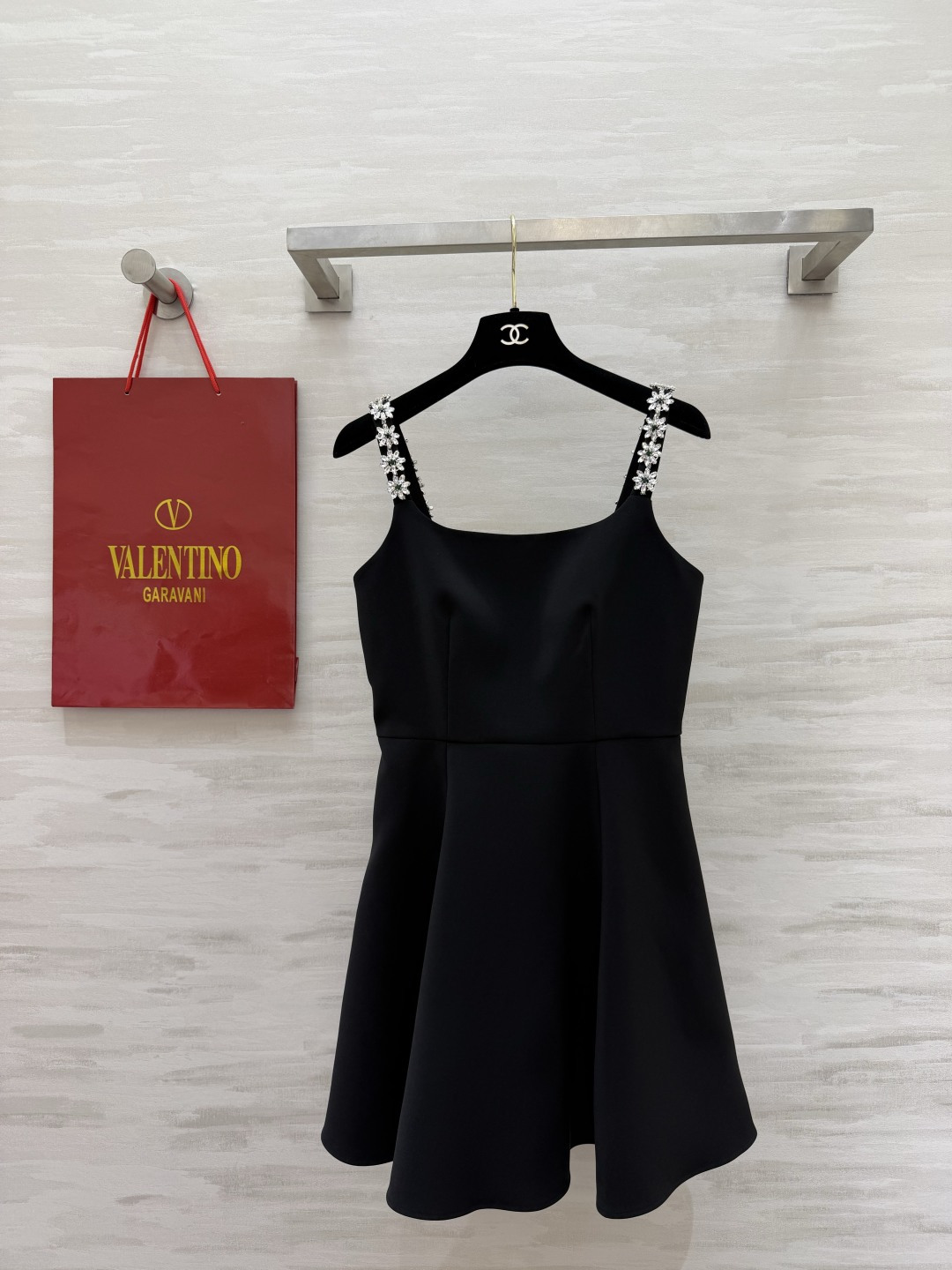 NO:830144,Valentin rhinestone suspender waist dress, available in black or light blue, has a rich family atmosphere. The shoulder straps are designed with diamonds, which sparkle in the sun. The bow on the back + A-line skirt makes you look slim and hide your body. Suitable for dates/birthdays/parties, gentle and elegant. High-quality customization.  Available in stock first size S/M/L/XL (M size bust 80, waist 68, skirt length 81), Valentino-clothing, valentino, valentino, skirts,19860909Valentin水钻吊带收腰连衣裙 黑/浅蓝两色可选,自带富家千金氛围感 肩带满钻设计,阳光下blingbling超闪 后背蝴蝶结+A字裙摆,显瘦又藏肉 约会/生日/派对穿都超合适,温柔又显贵 高品质定制 现货首发sizeS/M/L/XL（M码胸围80,腰围68,裙长81）,华伦天奴-服装,valentino,valentino,skirts,,Women's clothing