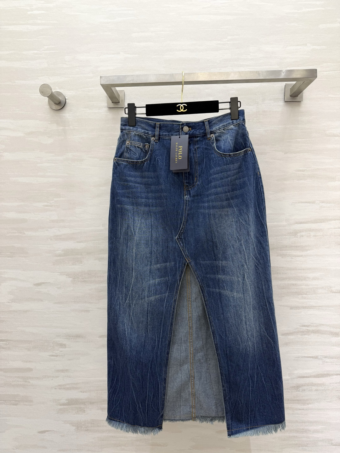NO:830100,Who doesn’t have a denim skirt in their wardrobe?  This slit denim skirt from Ralph Lauren really understands girls. The high waist + front slit design can easily lengthen the leg line, and the raw edge hem has a casual retro feel!  It looks great when paired with T-shirts, sweatshirts, and shirts, and is suitable for daily commuting and dating!  High-quality customization, available in stock first size S/M/L (S size waist 66, hip 90, skirt length 87), women's clothing, loro piana, hoodie, sweatshirts, skirts, shirts, tees, t-shirt,19860909谁的衣柜里能没有一条牛仔半裙！ Ralph Lauren这条开叉牛仔半裙真的太懂女生了高腰+前开叉设计,轻松拉长腿部线条,毛边下摆自带随性复古感！搭配T恤、卫衣、衬衫都超有味道,日常通勤、约会穿都合适！高品质定制 现货首发sizeS/M/L（s码腰围66,臀围90,裙长87）,女装,loro piana,hoodie,sweatshirts,skirts,shirts,tees，t-shirt,,Women's clothing
