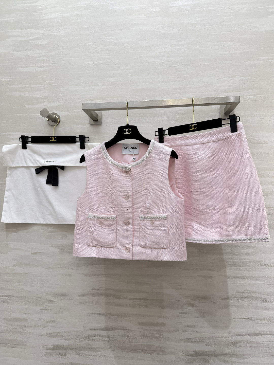 NO:830067,#Chane Pink Suit｜Wear spring on your body. Gentle cherry blossom pink tweed fabric with a fine shimmer. Silver thread beading trim. Classic double C buttons. Exquisite to the details. Sleeveless vest + A-line skirt. Neat and girly. Suitable for dating/afternoon tea/commuting. Gentle and noble. Gentle and full of high-quality customization.  Available now, size 36/38/40 (), Chanel-clothing, chanel, chanel, skirts,19860909#Chane粉系套装｜把春天穿在身上 温柔樱花粉粗花呢面料 自带细闪光泽感 银线钉珠镶边 经典双C纽扣 精致到细节 无袖马甲+A字半裙 利落又显少女感 约会/下午茶/通勤都适配 温柔又显贵气 温柔感拉满高品质定制 现货首发size36/38/40（）,香奈儿-服装,chanel,chanel,skirts,,Women's clothing