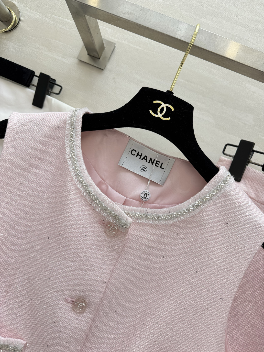 #Chane♡²⁶粉系套装｜把春天穿在身上 温柔樱花粉粗花呢面料 自带细闪光泽感 银线钉珠镶边 经典双C