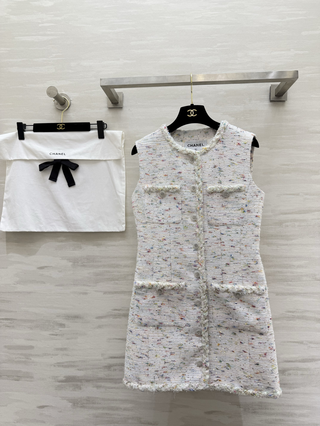 NO:830049,#Chane new color dot tweed sleeveless skirt. Customized fabric with fine sequins. Raw edge pocket design. Elegant and detailed. Whoever wears it is gentle. Silk jacquard lining is noble and advanced. High-quality customization. Available in stock first size 36/38/40 (36 size bust 84, waist 76, skirt length 78), Chanel-clothing, chanel, chanel, skirts, real silk,19860909#Chane新款 彩点粗花呢无袖裙 定制面料自带细碎闪片 毛边口袋设计 优雅又有细节感 谁穿谁温柔 真丝提花里衬显贵高级 高品质定制 现货首发size36/38/40（36码胸围84,腰围76,裙长78）,香奈儿-服装,chanel,chanel,skirts,real silk,,Women's clothing