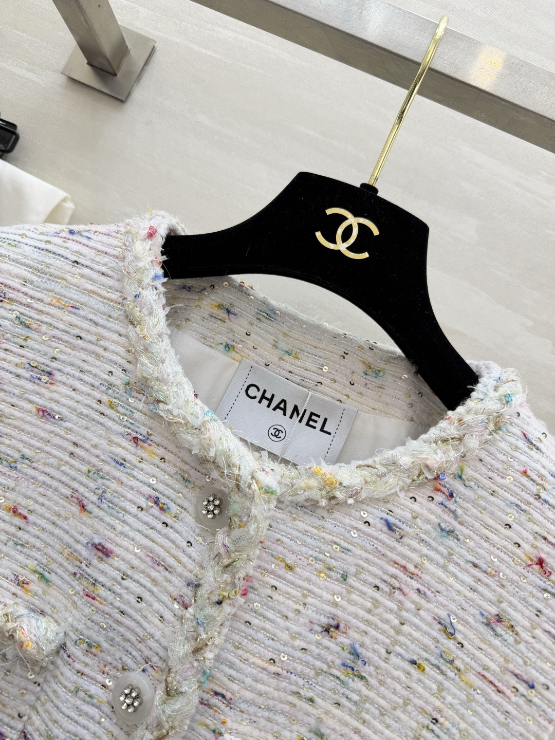 #Chane♡²⁶新款 彩点粗花呢无袖裙✨ 定制面料自带细碎闪片 毛边口袋设计 优雅又有细节感 谁穿谁温