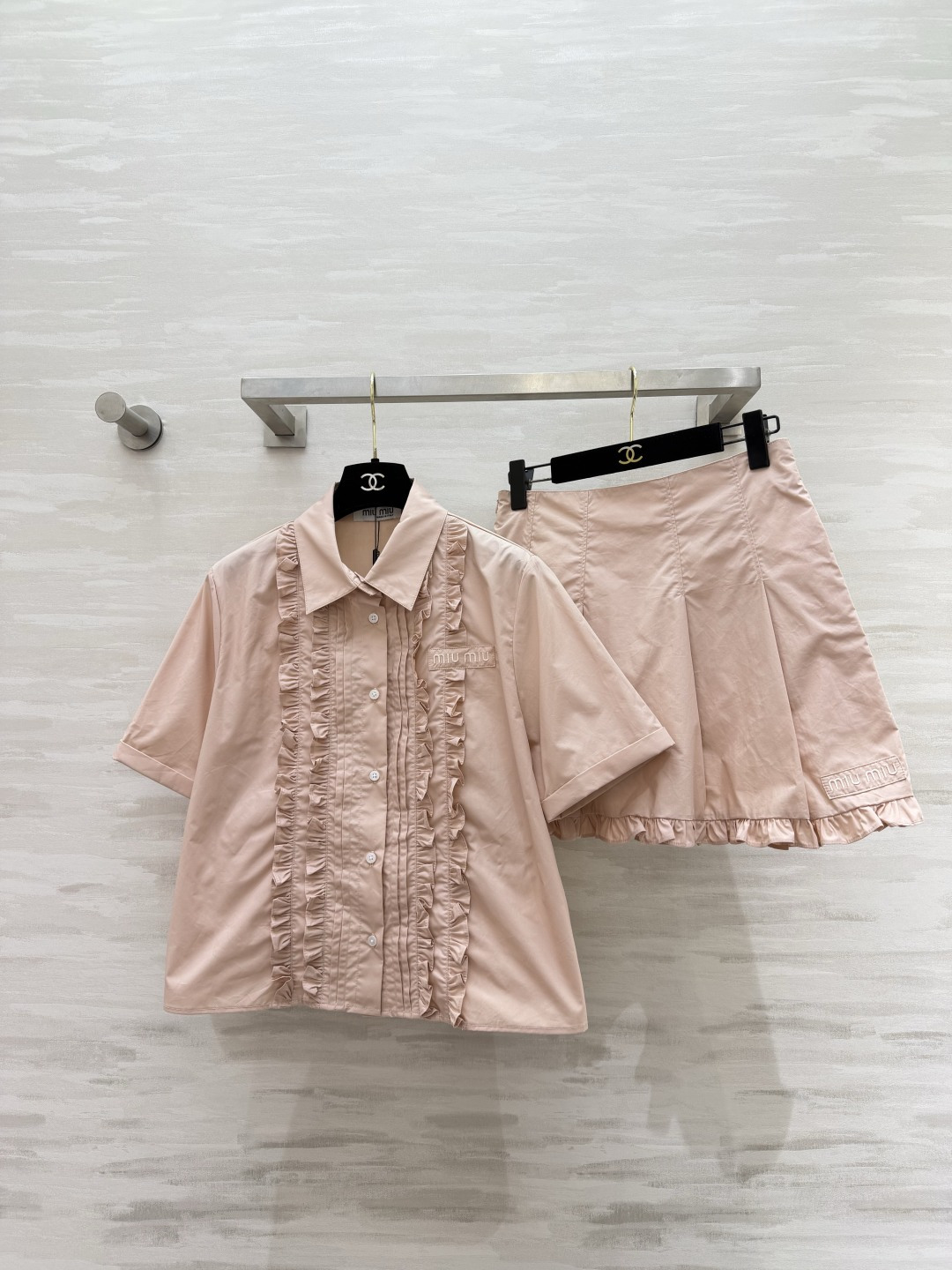 NO:830103,MiuMiSKP advance model is here!  Sharing sweet girl style outfits!  The light pink fungus-edged short-sleeved shirt is gentle and a little girly. The Miu pleated design is very delicate. The ruffled skirt and top of the same color are more harmonious when paired together. It has a sweet girly look!  High-quality customization, available in stock first size S/M/L (S size shoulder width 38, bust 100, length 53, waist 68, hip 88, skirt length 40), Miumiu-clothing, miumiu, skirts, shirts, T-shirt,19860909MiuMiSKP先行款来啦！甜妹风穿搭分享！浅粉色木耳边短袖衬衫 温柔又带点少女感 Miu 褶皱设计很显精致 同色系荷叶边短裙 和上衣成套更和谐 甜妹感拉满！高品质定制 现货首发sizeS/M/L（s码肩宽38,胸围100,衣长53,腰围68,臀围88,裙长40）,缪缪-服装,miumiu,skirts,shirts,T-shirt,,Women's clothing