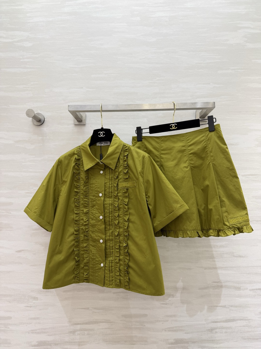 NO:830030,MiuMi's outfit sharing for lazy people shows green energy to whiten the ceiling!  Miu green ear-trimmed short-sleeved shirt. The pleat design adds a sense of sophistication. It is retro and reduces age. The same color ruffled shorts. The high-waisted version is elongated. Lively and playful. High-quality customization. Available in stock first size S/M/L (S size shoulder width 38, bust 100, length 53, waist 68, hip 88, skirt length 40), Miu-clothing, miumiu, skirts, shorts, shirts, T-shirt,19860909MiuMi懒人穿搭分享 绿色元气显白天花板！Miu绿色木耳边短袖衬衫 褶皱设计增添精致感 复古又减龄 同色系荷叶边短裤 高腰版型拉长比例 活泼俏皮 高品质定制 现货首发sizeS/M/L（s码肩宽38,胸围100,衣长53,腰围68,臀围88,裙长40）,缪缪-服装,miumiu,skirts,shorts,shirts,T-shirt,,Women's clothing