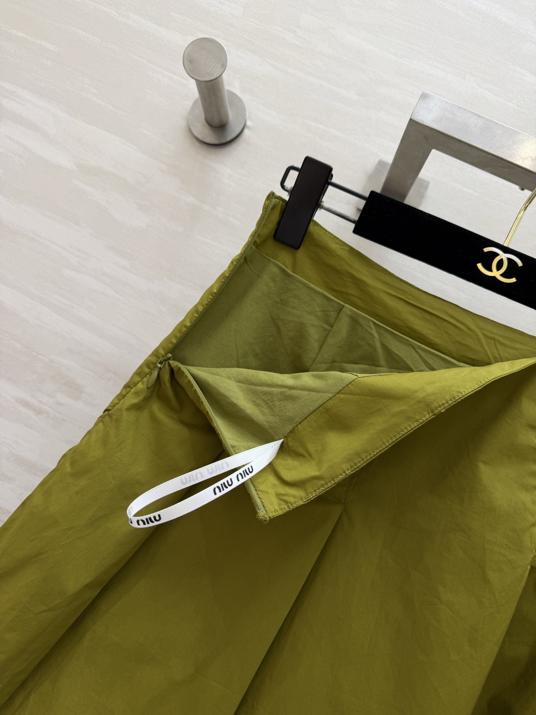 🍏MiuMi♡²⁶懒人穿搭分享 绿色元气显白天花板！Miu绿色木耳边短袖衬衫 褶皱设计增添精致感 复古又