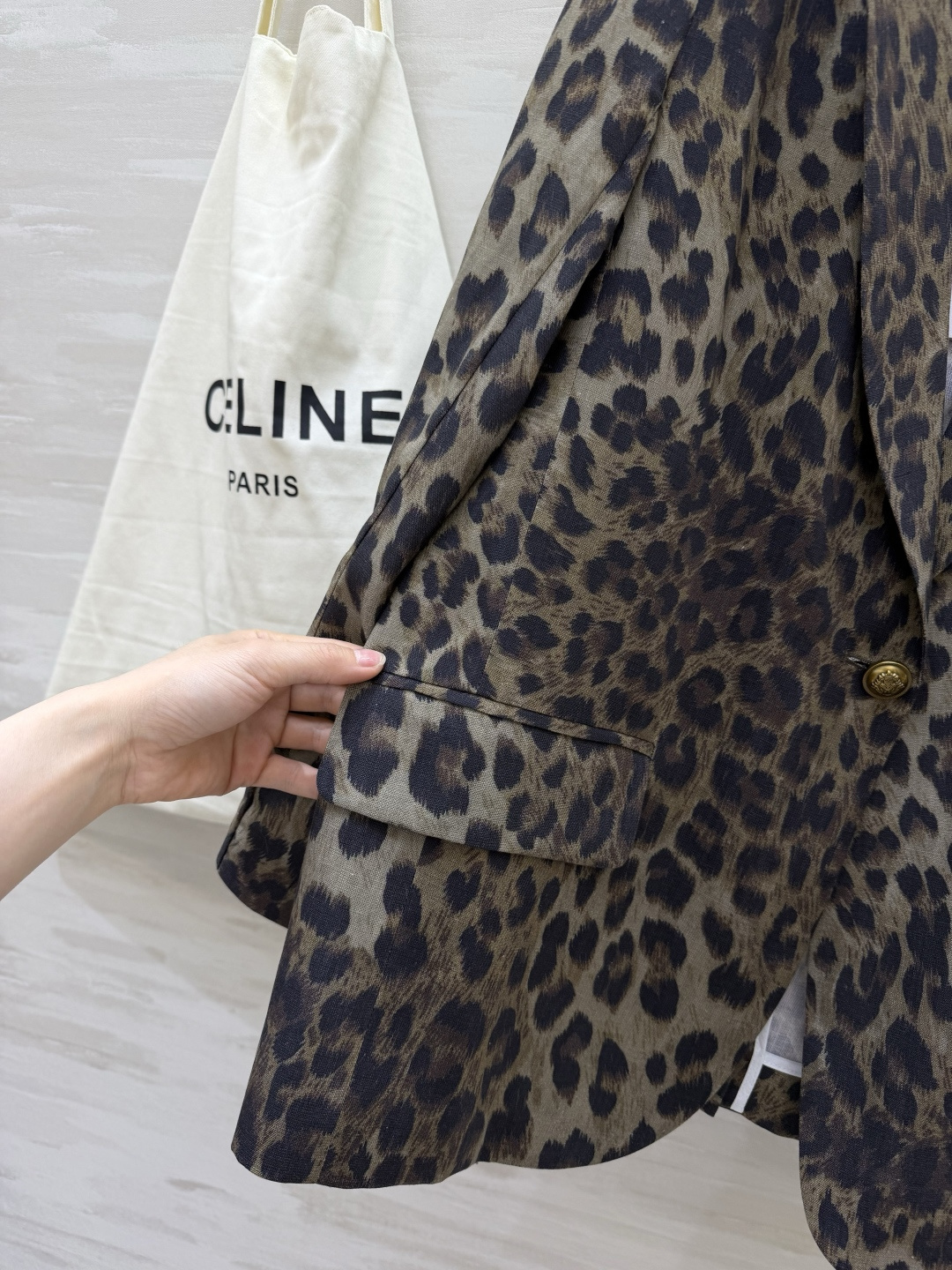 Celin♡²⁶棉麻西装外套 一件干净利落的米白亚麻款 温柔又高级 自带松弛的法式感！一件复古拽姐豹纹款