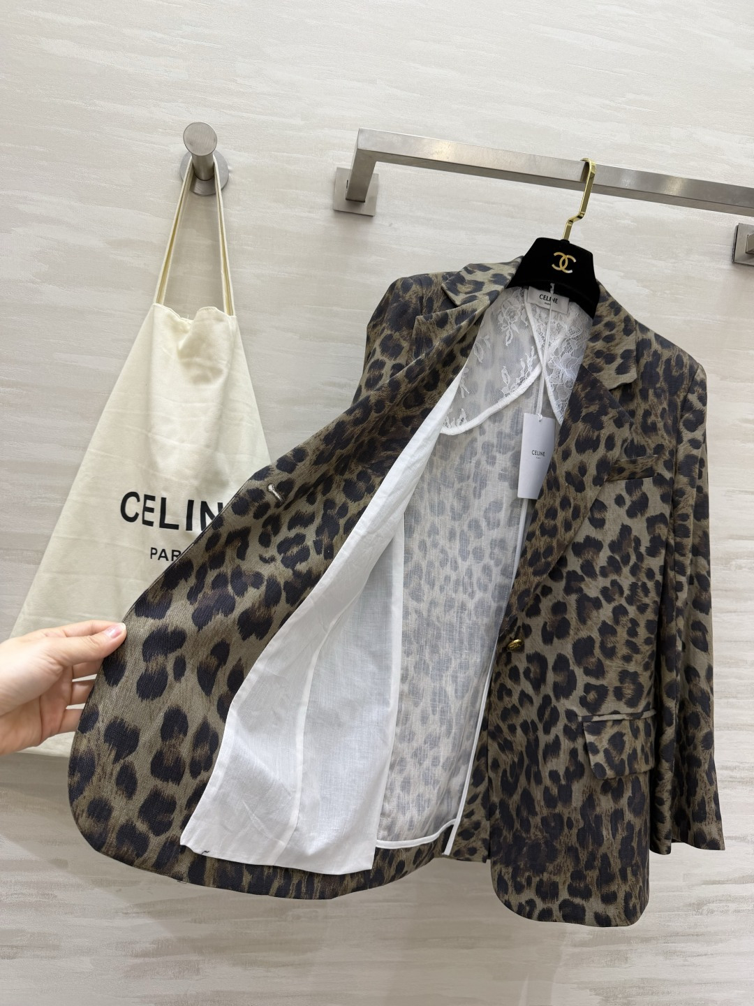 Celin♡²⁶棉麻西装外套 一件干净利落的米白亚麻款 温柔又高级 自带松弛的法式感！一件复古拽姐豹纹款