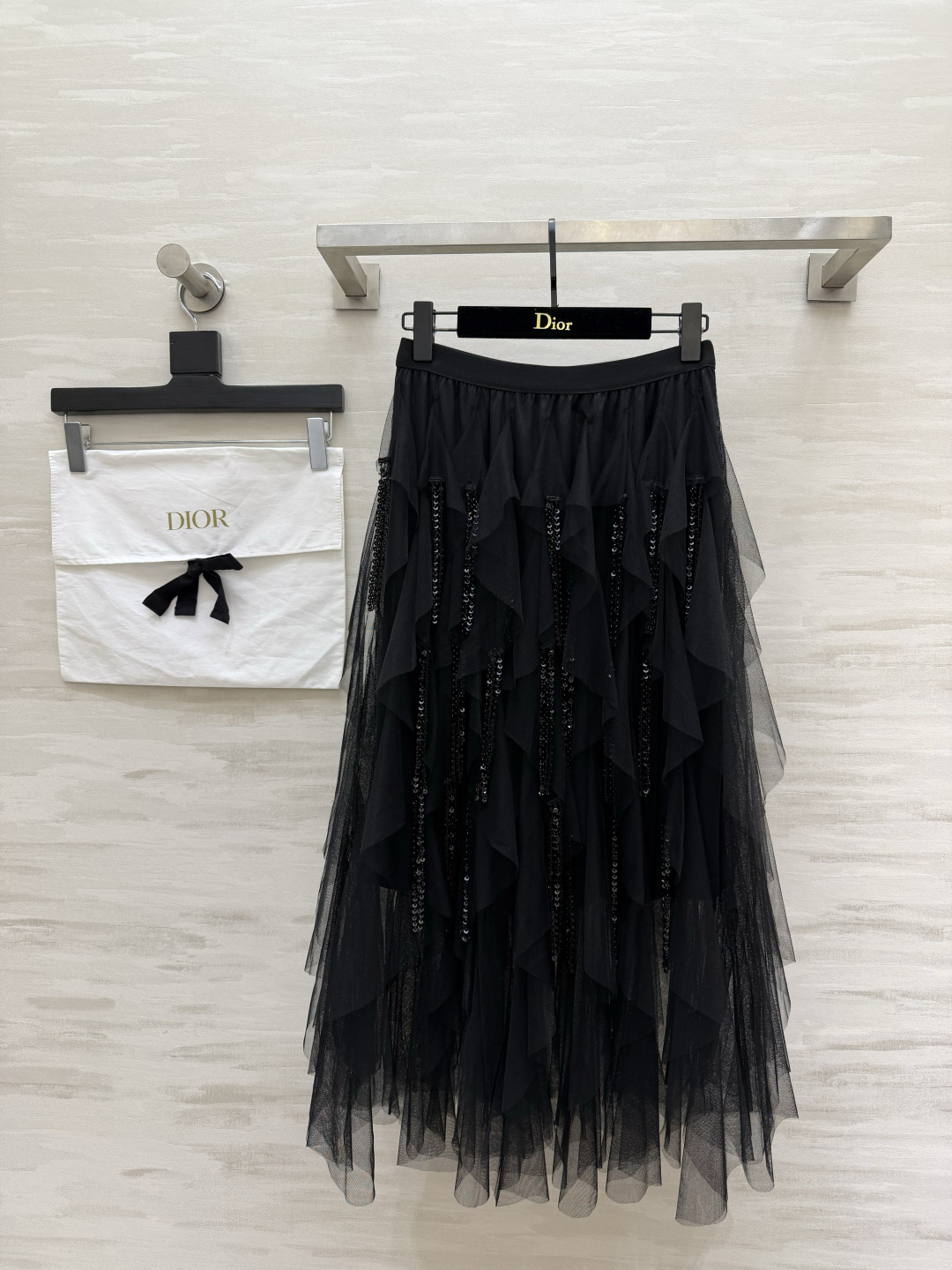 NO:830089,#DIO Beautiful atmosphere gauze skirt Black and white two-color Goddess Who can resist this heavy-duty mesh skirt full of fairy and high-end sense Irregular layers of cake mesh Drape diamond chain tassels Light and elegant when walking Fine sparkling diamonds come with smart flowing beige color Gentle and fairy Black and gold noble and slim High-waisted elastic waist that does not flatter the figure Medium-length irregular skirt High-quality customization  Available now, size 36/38/40 (size 38 elastic waist 62, skirt length 83), Dior-clothing, dior, dior, skirts,19860909#DIO绝美氛围感纱裙 黑白双色封神谁能拒绝这条仙气与高级感拉满的重工网纱半裙 不规则层层蛋糕网纱 垂坠钻链流苏 走动间轻盈飘逸 细碎闪钻自带灵动流光米杏色温柔又仙气 黑金色贵气又显瘦 高腰松紧腰头不挑身材 中长不规则裙摆 高品质定制 现货首发size36/38/40（38码弹力腰围62,裙长83）,迪奥-服装,dior,dior,skirts,,Women's clothing