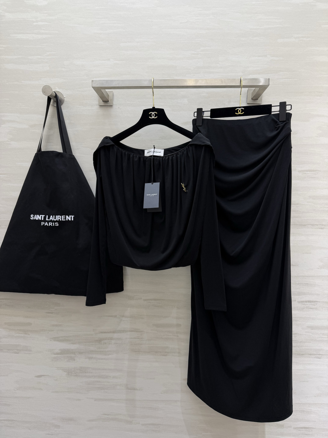 NO:830050,Black is always timeless hauteurism. YSL classic luxury suit. Lazy collared off-shoulder top + pleated drape skirt. Soft and waxy fabric, extremely slim and slim. Calm and elegant aura. Easy to handle for daily commuting/date dinner. One set of upper body, with a sense of luxury and relaxation. High-quality customization.  Available in stock first size S/M/L (S size shoulder width 37, bust 76, dress length 45, skirt waist 66, skirt length 103), saint laurent-clothing, saint laurent, saint laurent, skirts,19860909黑,永远是永不过时的高级主义 YSL经典高奢套装 慵懒荡领露肩上衣+褶皱垂感半裙 软糯面料,极致修身显瘦 不动声色的优雅气场 日常通勤/约会晚宴都能轻松拿捏 一套上身,自带贵气松弛感 高品质定制 现货首发sizeS/M/L（s码肩宽37,胸围76,衣长45,半裙腰围66,裙长103）,圣罗兰-服装,saint laurent,saint laurent,skirts,,Women's clothing