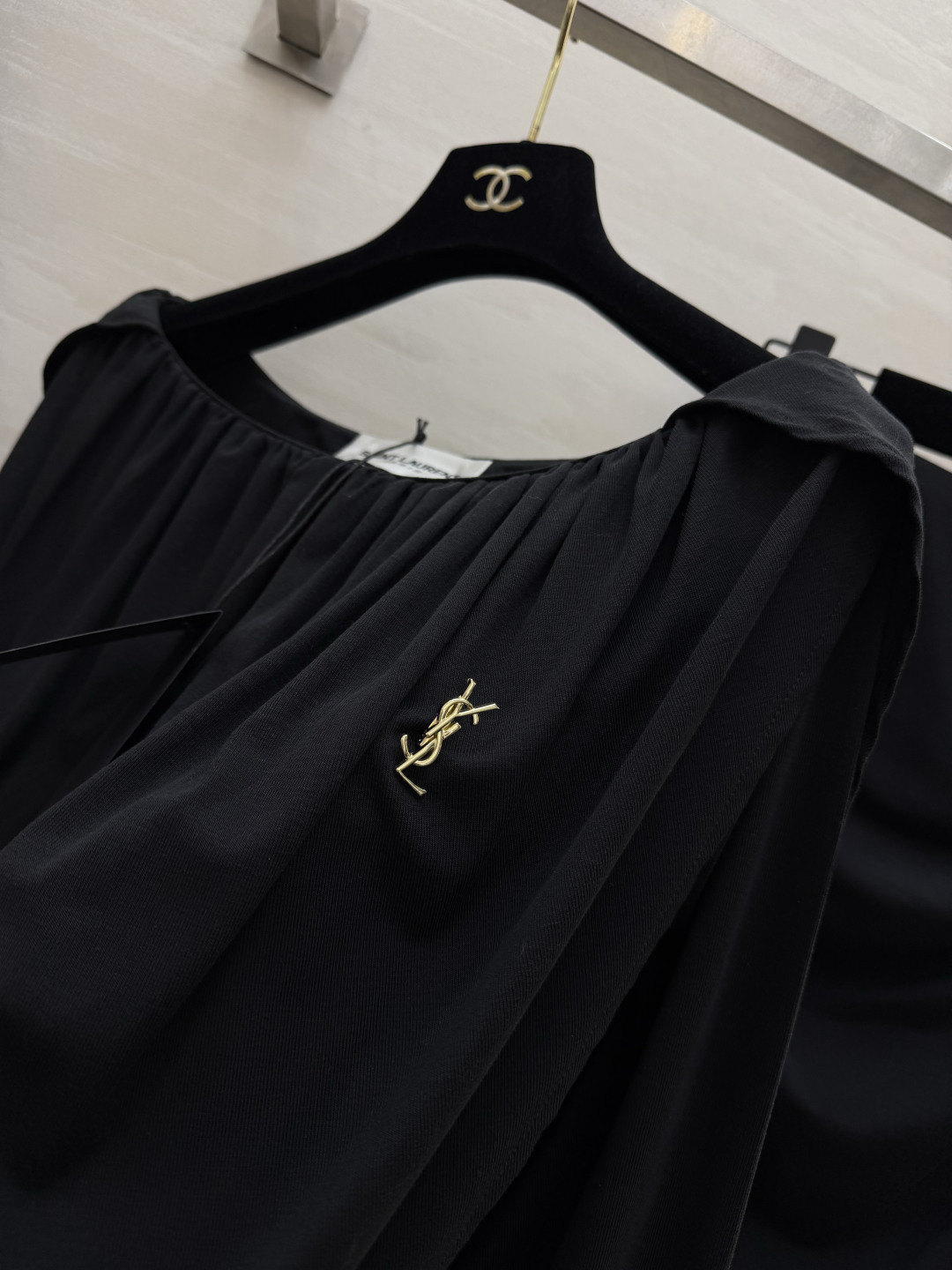 黑，永远是永不过时的高级主义🖤YSL经典高奢套装慵懒荡领露肩上衣+褶皱垂感半裙软糯面料，极致修身显瘦不动