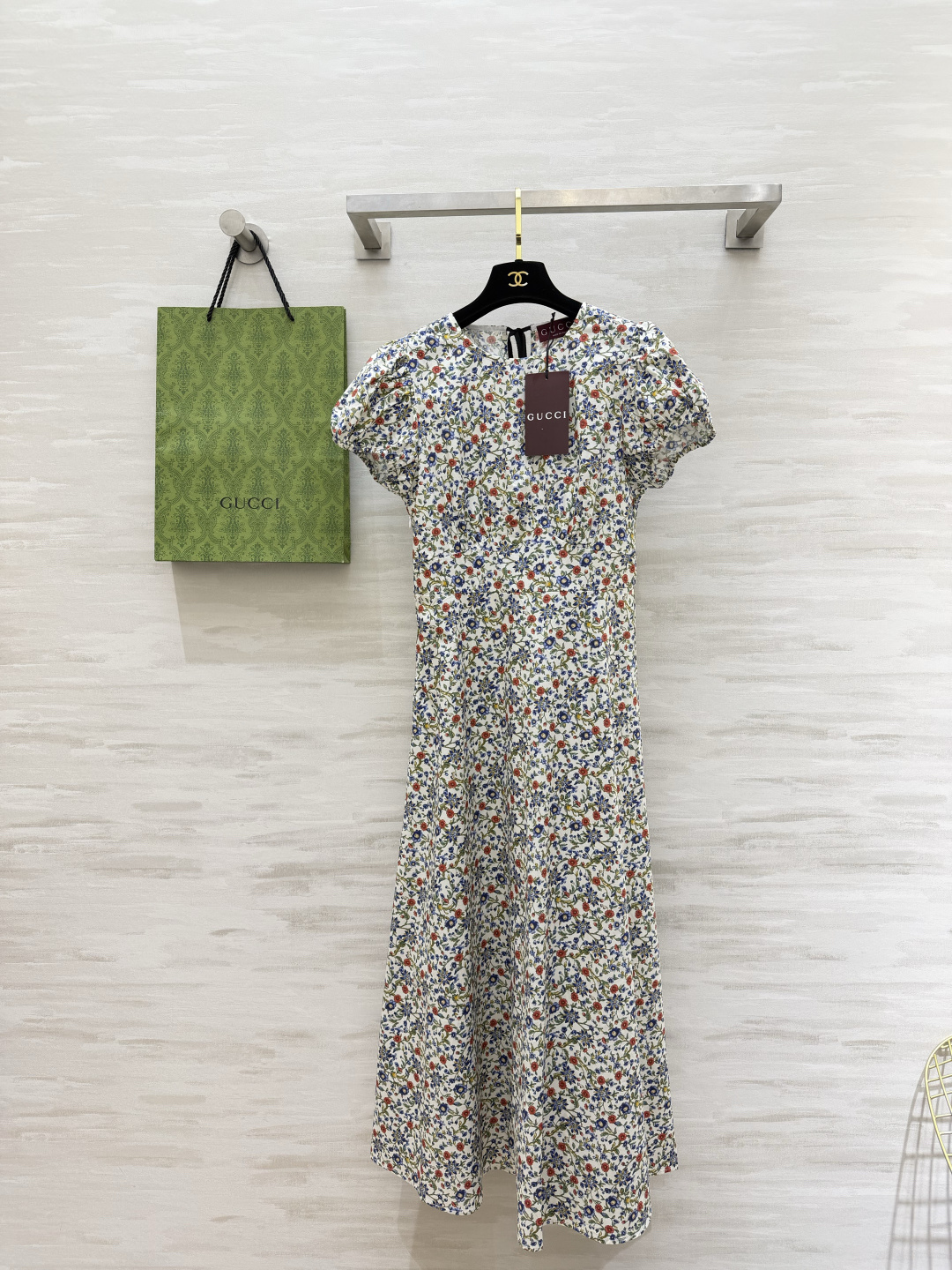 NO:830029,Gucc limited edition floral | Wear the romance of spring on your body. The puff sleeves come with a gentle filter. The light skirt sways in the wind. Every little flower writes elegance. It is a gentle shirt belonging to a noble girl. Wear it and walk in the spring pictorial. Go on a date with spring. High-quality customization. Available in stock.19860909Gucc限定碎花｜把春日的浪漫穿在身上 泡泡袖自带温柔滤镜 轻盈裙摆随风摇曳 每一朵小花都写着优雅 是属于贵气少女的温柔战袍穿上就是行走的春日画报 赴一场与春天的约会 高品质定制 现货首发sizeS/M/L/XL（M码肩宽34,胸围88,裙长130）,古驰-服装,gucci,gucci,skirts,,Women's clothing