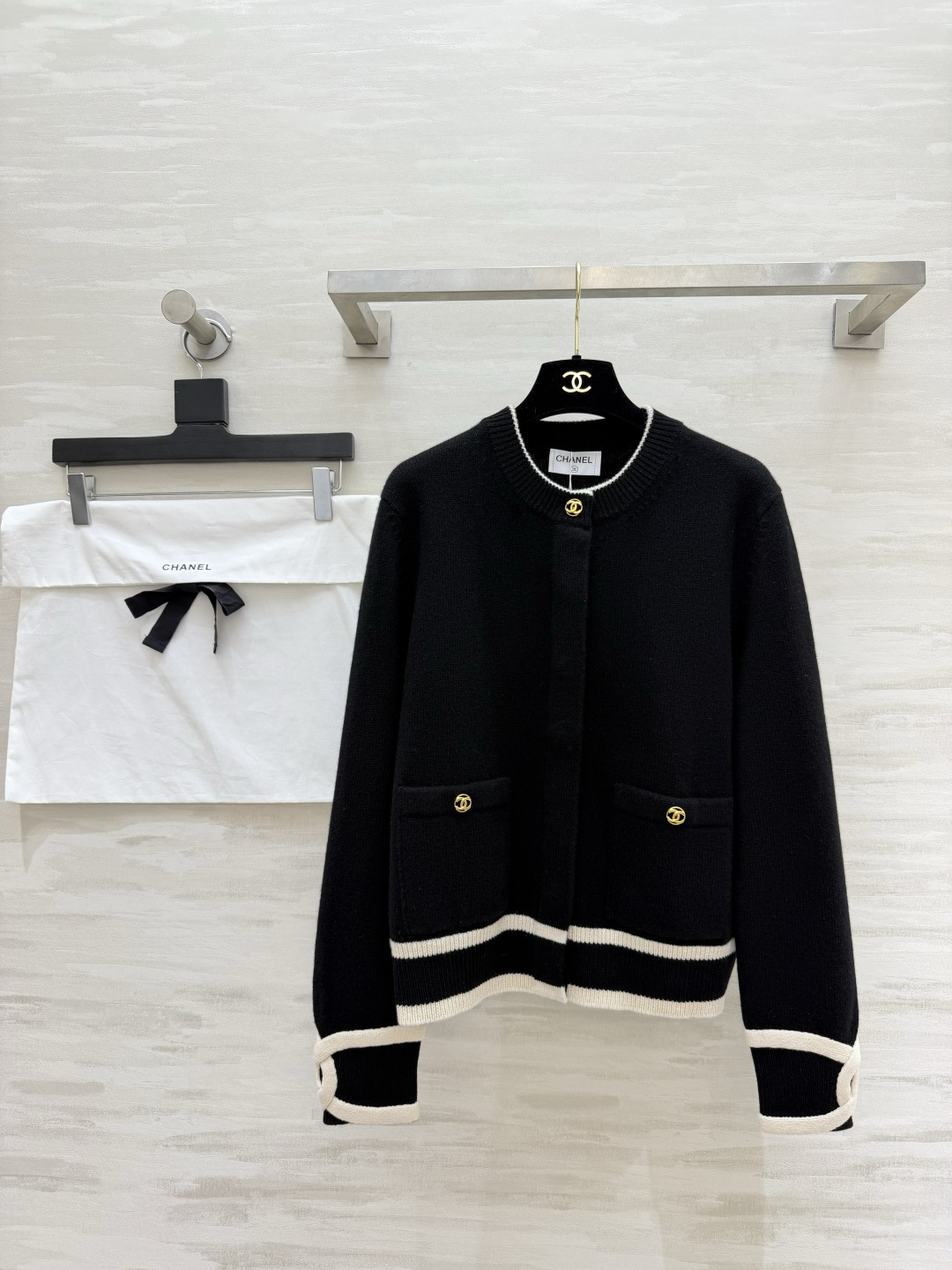 NO:830006,Chane's classic black and white contrasting cashmere cardigan | A timeless fragrance that comes with a soft light filter. It has a delicate and soft cashmere texture. The upper body is gentle and noble. It is very aura when worn alone or as an inner layer!  The 'universal ace model' that you must have in your wardrobe is a high-quality custom-made item. Available now, size 36/38/40 (), Chanel-clothing, chanel, chanel,19860909Chane经典黑白撞色羊绒开衫｜永不过时的小香风 自带柔光滤镜的精致感软糯羊绒质感,上身温柔又显贵 单穿、内搭都很有气场！衣橱里一定要有的“万能王牌款”高品质定制 现货首发size36/38/40（）,香奈儿-服装,chanel,chanel,,Women's clothing