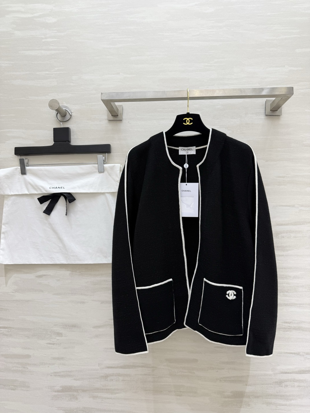 NO:829996,Chane's classic black and white contrasting color jacket｜A timeless little fragrance. It has a refined feel with a soft light filter. The fabric is crisp and soft. The upper body is gentle and noble. It has a strong aura!  The 'universal king style' that you must have in your wardrobe is a high-quality custom-made item. Available in stock for the first time, size 36/38/40 (), Chanel - clothing, chanel, chanel, jackets & coats,19860909Chane经典黑白撞色外套｜永不过时的小香风 自带柔光滤镜的精致感挺括又柔软的面料 上身温柔又显贵 很有气场！衣橱里一定要有的“万能王牌款”高品质定制 现货首发size36/38/40（）,香奈儿-服装,chanel,chanel,jackets & coats,,Women's clothing