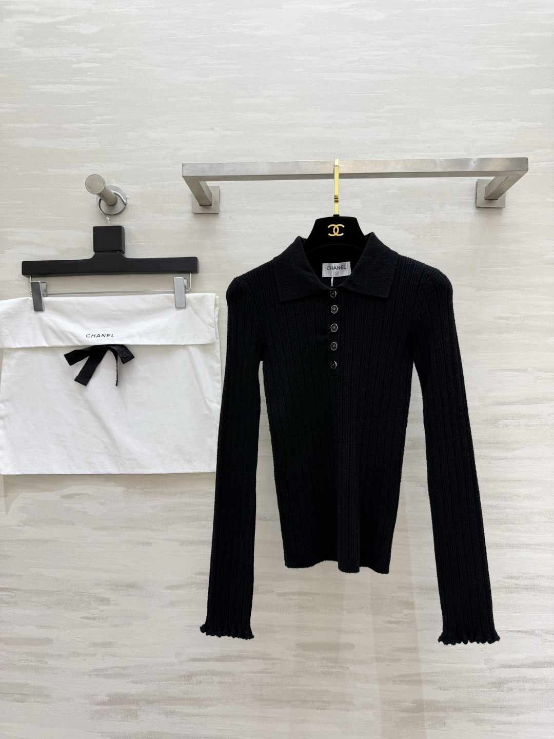 NO:845843,Chane's luxurious Polo sweater has a delicate grooved texture and exquisite metal buckles. It is gentle and slimming. The body is slim and not tight. The upper body becomes a right-angled shoulder in seconds. It has a sense of luxury when worn alone or worn inside. It is a must-have style in the wardrobe. High-quality customization. Ready for sale in size 36/38/40,,chanel,19860909Chane自带贵气Polo针织衫细腻坑条肌理精致金属扣 温柔又显瘦 修身不紧绷的版型 上身秒变直角肩 单穿、内搭都自带高级感 衣橱里一定要有的气质王牌款 高品质定制 现货首发size36/38/40,,chanel,,Women's clothing