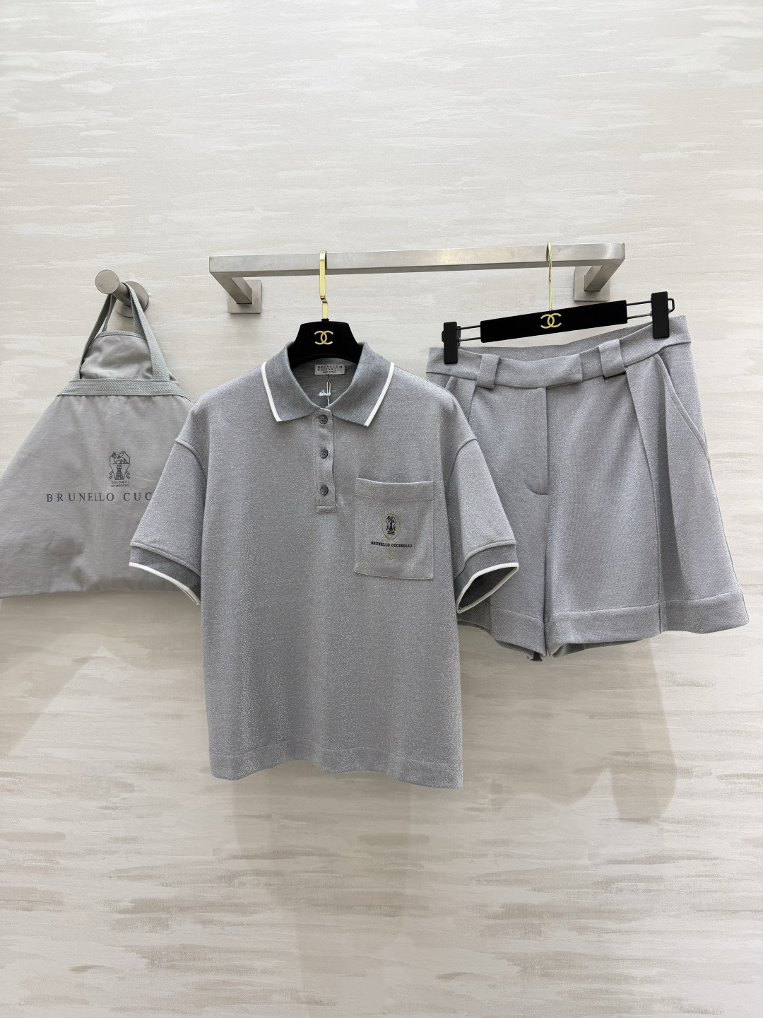 NO:845856,'Lazy and relaxed ceiling Brunello Cucinell POLO suit. Collar contrasting color is gentle and noble. Soft and breathable fabric. Comes with advanced filter for daily wear. One set can handle all summer relaxation occasions. Lazy people can close their eyes.' High-quality customization, available in stock first size S/M/L (S size shoulder width 49, bust 108, length 55, waist 68, hip 106, trouser length 40),, brunello  cucinelli,19860909「慵懒松弛感天花板Brunello CucinellPOLO套装 领口撞色温柔又显贵 软糯透气的面料 日常穿自带高级滤镜 一套搞定所有夏日松弛场合 懒人闭眼入」高品质定制 现货首发sizeS/M/L（s码肩宽49,胸围108,衣长55,腰围68,臀围106,裤长40）,,brunello cucinelli,,Women's clothing