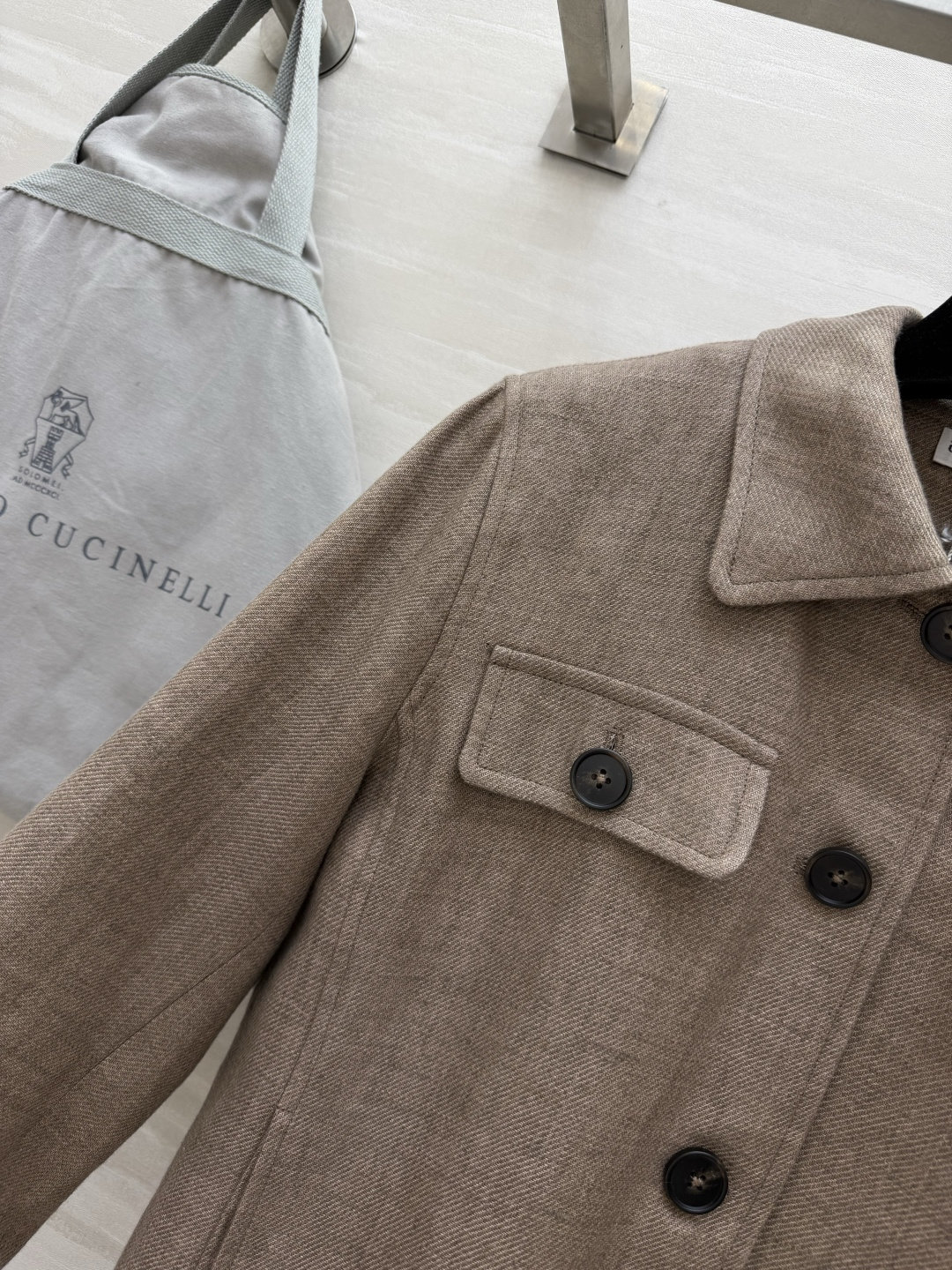 Brunello Cucinell♡²⁶｜把松弛贵气穿在身上 浅棕亚麻混纺短夹克 自带柔光滤镜 利落翻领
