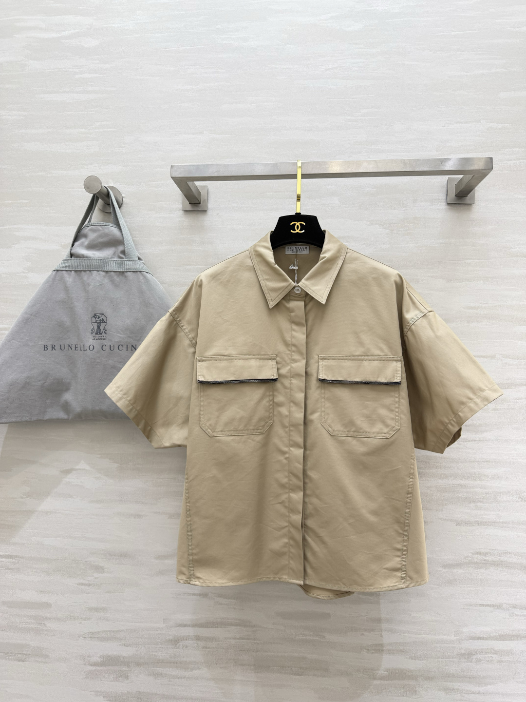 NO:845862,'Italian minimalist relaxed ceiling Brunello Cucinell khaki work shirt. Loose off-shoulder version. Comes with a lazy filter. Contrast details of thin silver thread on the pocket. Low-key yet elegant. Breathable and anti-wrinkle custom fabric. Refreshing and not sweaty even in summer. Very stylish when worn alone or layered. Versatile king in the wardrobe' High-quality customization  Available in stock first size S/M/L (S size shoulder width 55, bust 132, length 59), brunello cucinelli, shirts,19860909「意式极简的松弛感天花板Brunello Cucinell卡其工装衬衫 宽松落肩版型 自带慵懒滤镜 口袋的细闪银线撞色细节 低调又显贵 透气抗皱的定制面料 夏天穿也清爽不闷汗 单穿/叠穿都超有范儿 衣柜里的百搭王」高品质定制 现货首发sizeS/M/L（s码肩宽55,胸围132,衣长59）,,brunello cucinelli,shirts,,Women's clothing