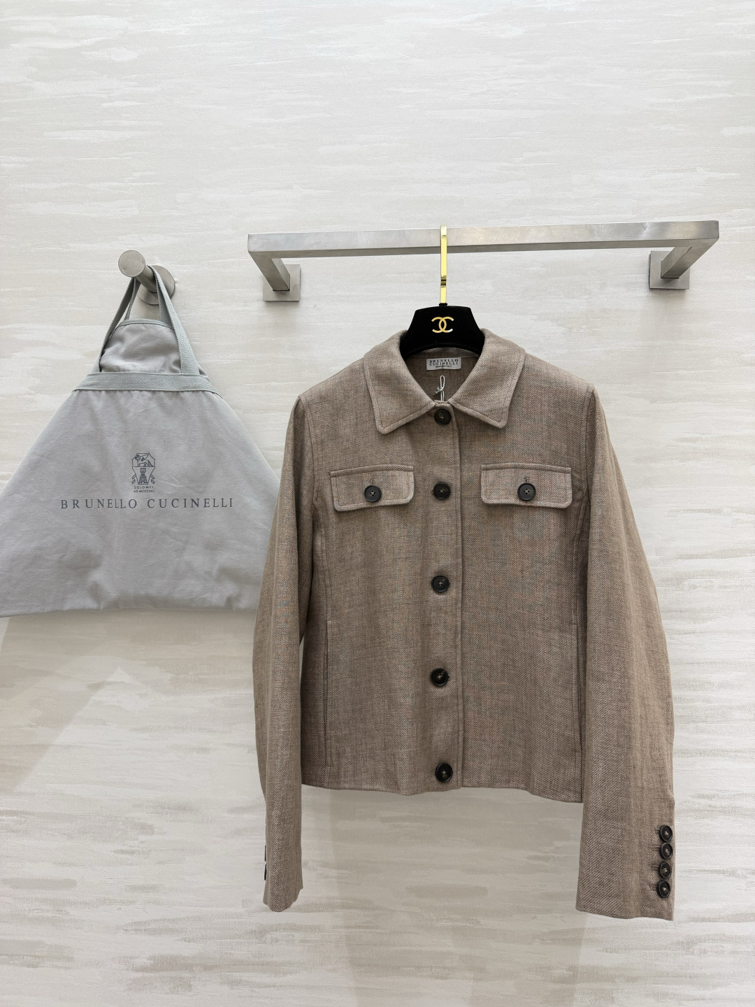 NO:845867,Brunello Cucinell｜Wear relaxed elegance on your body. Light brown linen blended short jacket with built-in soft light filter. Neat lapels + symmetrical pockets. Clean and elegant tailoring. Breathable linen texture. Refreshing and not sweaty even in summer. Single-breasted + cuff-breasted details. Low-key, dignified and unobtrusive. Suitable for commuting and traveling. An evergreen style in the wardrobe. High-quality customization.  Available in stock first size S/M/L (S size shoulder width 37, bust 94, length 52), brunello cucinelli, jackets & coats,19860909Brunello Cucinell｜把松弛贵气穿在身上 浅棕亚麻混纺短夹克 自带柔光滤镜 利落翻领+对称口袋 剪裁干净又大气 透气亚麻肌理 夏天穿也清爽不闷汗 单排扣+袖口排扣细节 低调显贵不张扬 通勤/出游都能hold住 衣柜里的常青款 高品质定制 现货首发sizeS/M/L（s码肩宽37,胸围94,衣长52）,,brunello cucinelli,jackets & coats,,Women's clothing