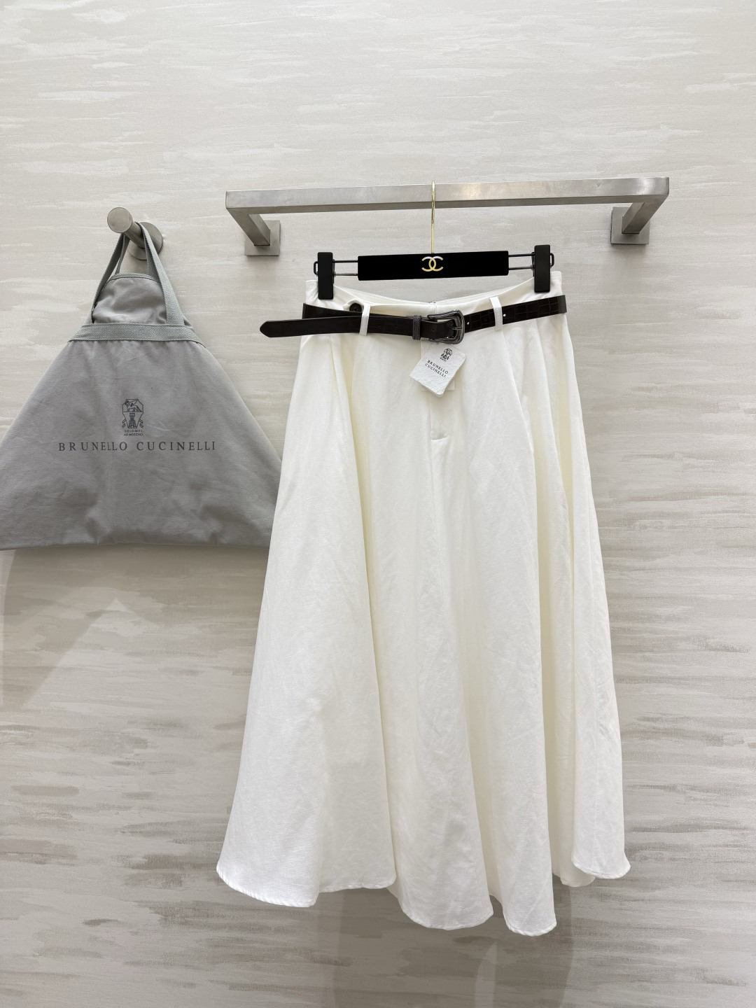 NO:845877,White skirt with built-in soft light filter Brunello Cucinell linen blended A-line mid-length skirt. Off-white with texture. Gentle and noble. Comes with customized belt. Instantly raises the waistline. The large skirt is cut to hide the body and make you slim. Can be worn for commuting/holidays/daily. One skirt can contract the gentleness of the whole summer. High-quality customization. Available in stock first size S/M/L (S size waist 66, skirt length 75),, brunello cucinelli, skirts,19860909自带柔光滤镜的白半裙Brunello Cucinell亚麻混纺A字中长裙 自带肌理感的米白色 温柔又显贵 送定制皮带 瞬间拉高腰线 大裙摆剪裁藏肉又显瘦 通勤/度假/日常都能穿 一裙承包整个夏天的温柔 高品质定制 现货首发sizeS/M/L（s码腰围66,裙长75）,,brunello cucinelli,skirts,,Women's clothing