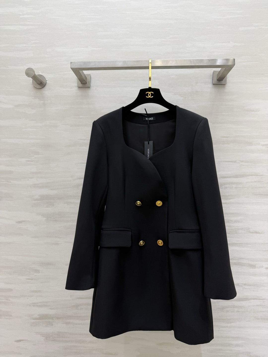 NO:845884,Whoever wears it is the rich flower in the world. Versac black gold suit dress with low square neck and double-breasted gold buckles, pure and royal, neat tailoring with waist-cinching effect, which changes the proportion in seconds. Full drape fabric, high-end and distinguished. Can be worn on dates/parties/commuting. It will be the center of attention when it comes out. The black gold shirt with the aura of a queen is high-quality custom-made. Available in stock first size S/M/L (S size bust 86, skirt length 80), versace, skirts, business  suit,19860909谁穿谁是人间富贵花 Versac黑金西装连衣裙 低方领双排金扣 又纯又御 利落剪裁自带收腰效果 秒变三七分比例 垂坠感满分的面料 高级又显贵 约会/聚会/通勤都能穿 一出场就是焦点 自带女王气场的黑金战袍 高品质定制 现货首发sizeS/M/L（s码胸围86,裙长80）,,versace,skirts,business suit,,Women's clothing