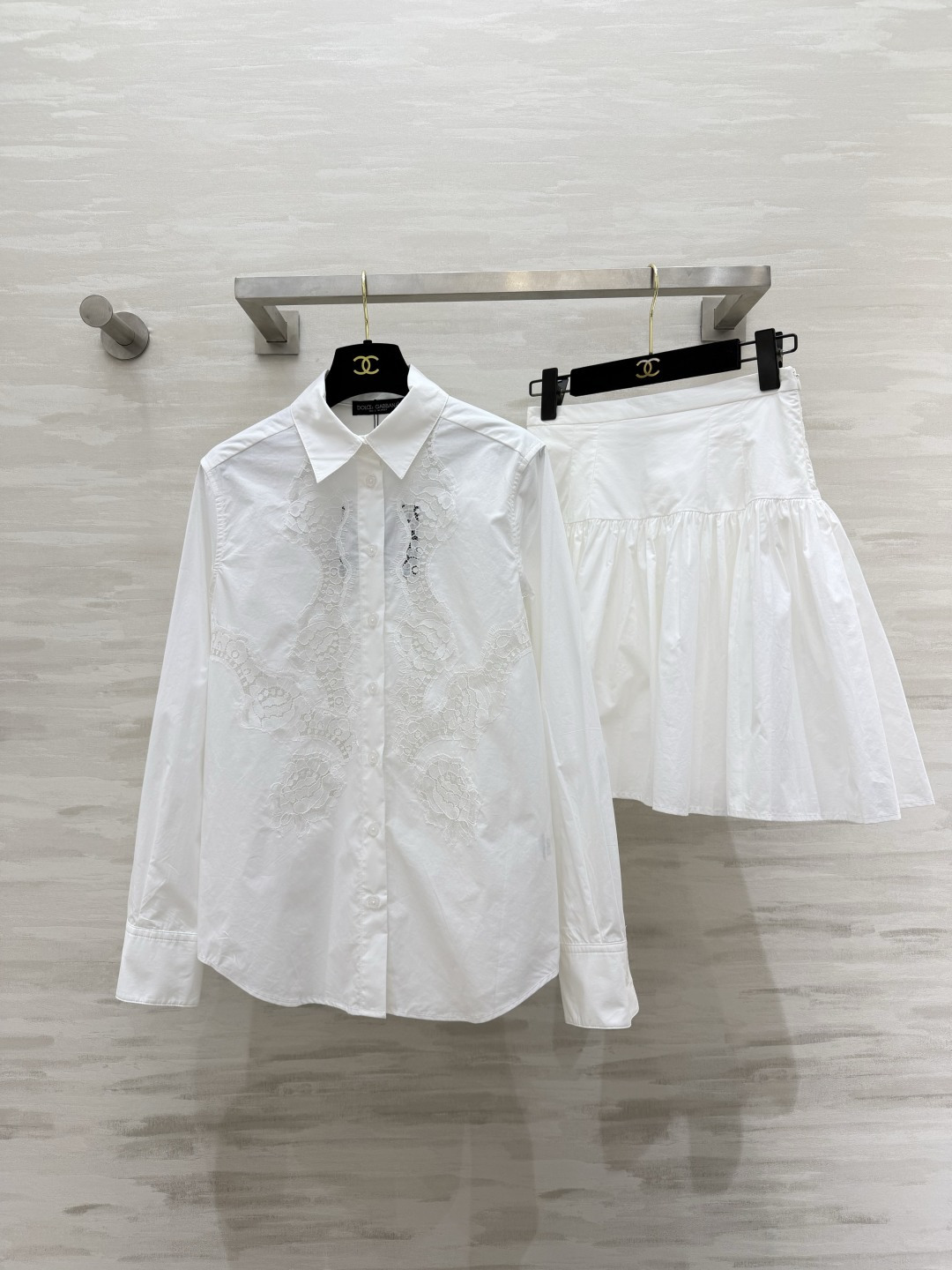 NO:854644,The D&G white moonlight suit comes with a soft light filter, a gentle and exquisite embroidered shirt paired with a puffy skirt. It is refreshing and reduces your age. Wear romance on your body. Whoever wears it will be a gentle lady ~ High-quality customization  Available in stock first size S/M/L (S size shoulder width 40, bust 96, length 63, skirt waist 66, skirt length 46) shirt, skirt 230., Dolce & Gabbana-clothing, Dolce&Gabbana, Dolce&Gabbana, skirts, shirts,19860909D&G白月光套装自带柔光滤镜的温柔呀精致刺绣衬衫搭配蓬蓬半裙 清爽又减龄 把浪漫穿在身上,谁穿谁是温柔大小姐～高品质定制 现货首发sizeS/M/L（s码肩宽40,胸围96,衣长63,半裙腰围66,裙长46）衬衫,半裙230.,杜嘉班纳-服装,Dolce&Gabbana,Dolce&Gabbana,skirts,shirts,,Women's clothing