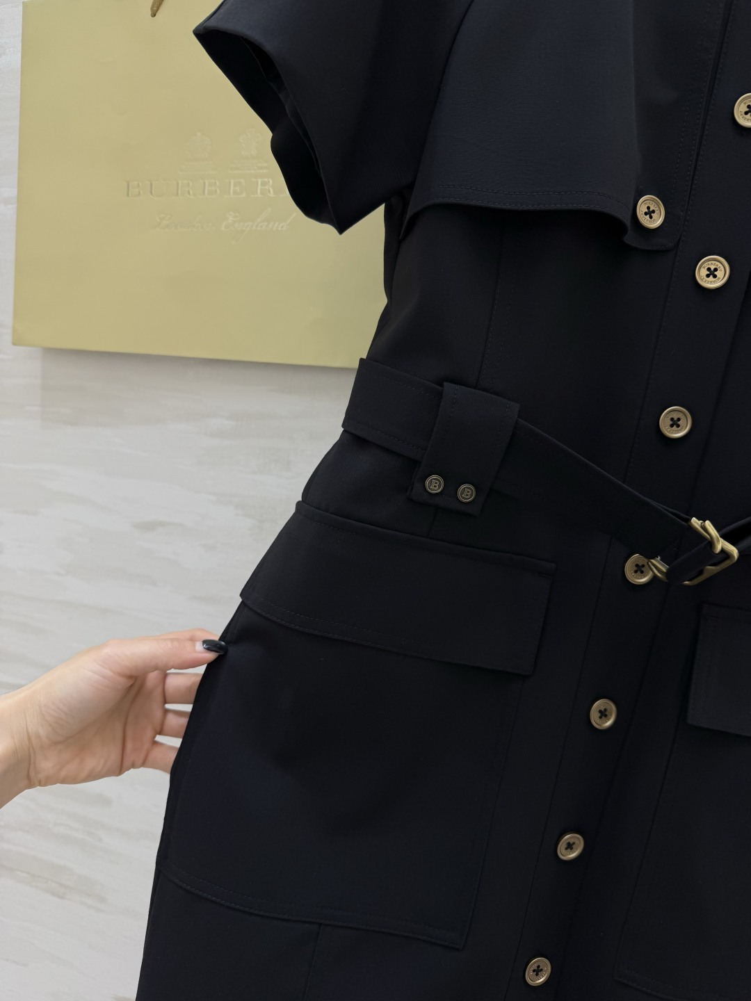 「经典黑·英伦风连衣裙」自带贵气的黑金配色 把Burberr♡的利落与优雅穿在身上 收腰设计超显比例 短