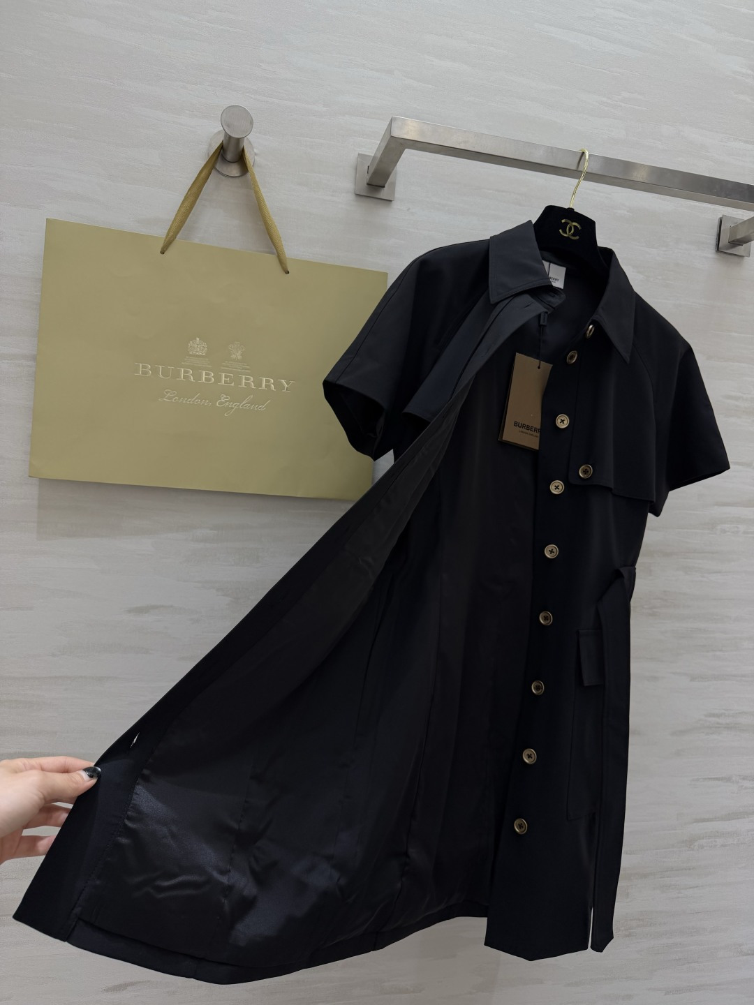 「经典黑·英伦风连衣裙」自带贵气的黑金配色 把Burberr♡的利落与优雅穿在身上 收腰设计超显比例 短
