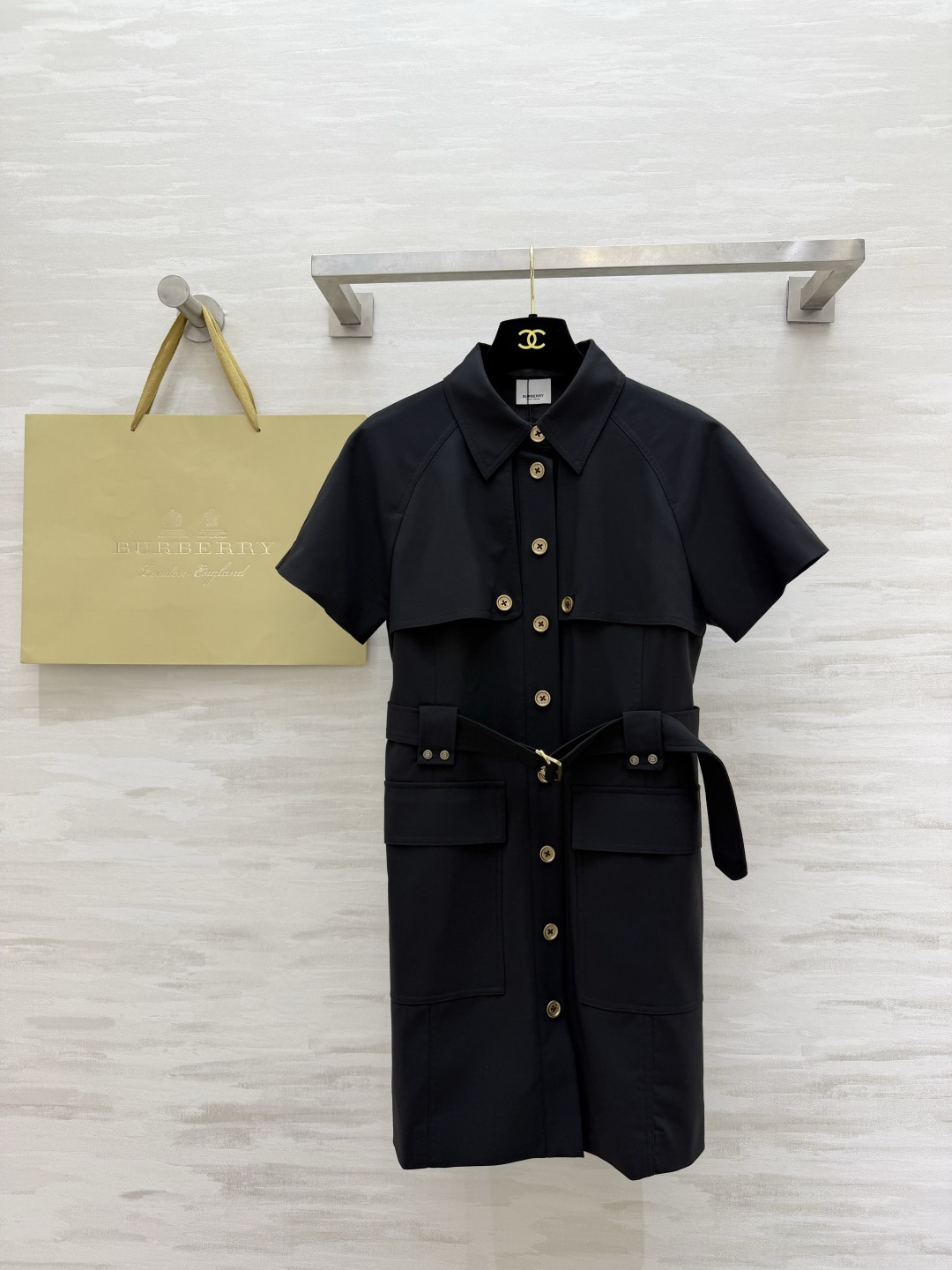 NO:854710,'Classic Black British Style Dress' has its own noble black and gold color scheme. Wear the neatness and elegance of Burberr on your body. The waist design shows off the proportions. The short-sleeved style is suitable for commuting and dating regardless of the season. It is low-key and elegant. It is an evergreen style in the wardrobe. High-quality customization. Available in stock first size S/M/L (S size bust 86, skirt length 80), Burberry - clothing, burberry, skirts, T-shirt,19860909「经典黑·英伦风连衣裙」自带贵气的黑金配色 把Burberr的利落与优雅穿在身上 收腰设计超显比例 短袖款不挑季节,通勤约会都能hold住,低调又显贵,衣橱里的常青款高品质定制 现货首发sizeS/M/L（s码胸围86,裙长80）,博柏利-服装,burberry,skirts,T-shirt,,Women's clothing