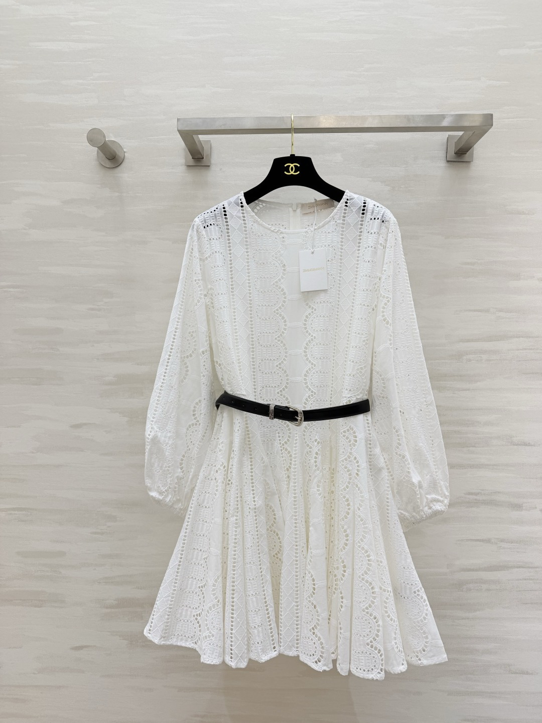 NO:854695,Zimmerman white moonlight lace skirt｜The soft and heavy-duty hollow embroidery with its own soft light filter is so exquisite. Paired with a black belt, it instantly creates a slim waist. The A-line skirt hides the flesh and makes you look slimmer. It is gentle and a little sexy. It is so beautiful when worn on a date!  High-quality customization, available in stock first size S/M/L (S size shoulder width 37, bust 100, length 83), Zimmerman-clothing, skirts,19860909Zimmerman白月光蕾丝裙｜自带柔光滤镜的温柔杀重工镂空刺绣太精致了 搭配黑腰带瞬间掐出小蛮腰 A字裙摆藏肉又显瘦 温柔又带点小性感,约会穿直接美到发光！高品质定制 现货首发sizeS/M/L（s码肩宽37,胸围100,衣长83）,兹默曼-服装,skirts,,Women's clothing