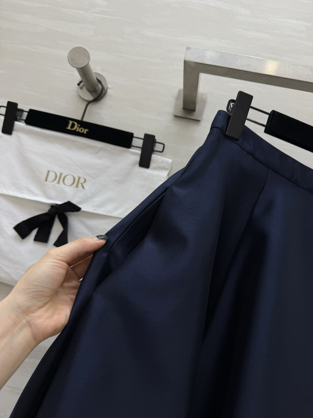 #DIO♡²⁶白月光半裙｜自带柔光的优雅杀✨缎面材质自带细腻光泽 高腰大摆剪裁上身就是法式贵气大小姐 搭