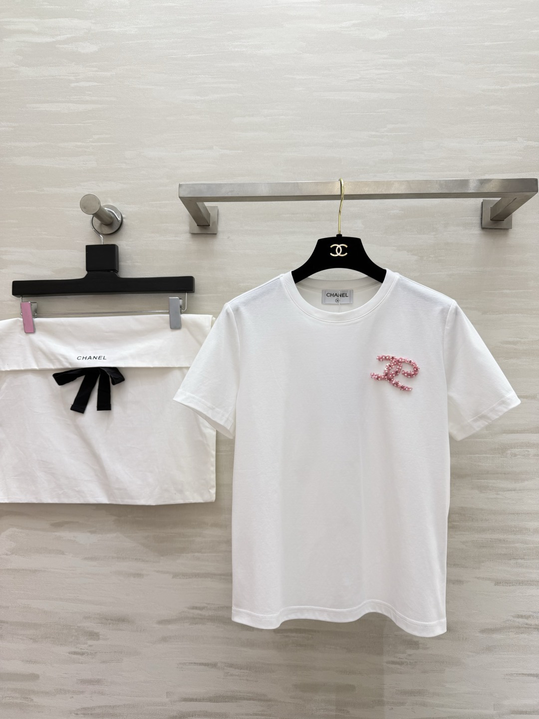NO:854596,Chane beaded T-shirt, white moonlight × peach pink, exquisite beading, gentle and full, today’s golden feeling is in place!  High-quality customization, available in stock, size 36/38/40 (shoulder width 37, bust 92, length 54), Chanel-clothing, chanel, chanel, tees, t-shirt,19860909Chane钉珠T恤 白月光×蜜桃粉 精致钉珠,温柔拉满 今日份千金感已就位！ 高品质定制 现货首发size36/38/40（36码肩宽37,胸围92,衣长54）,香奈儿-服装,chanel,chanel,tees，t-shirt,,Women's clothing
