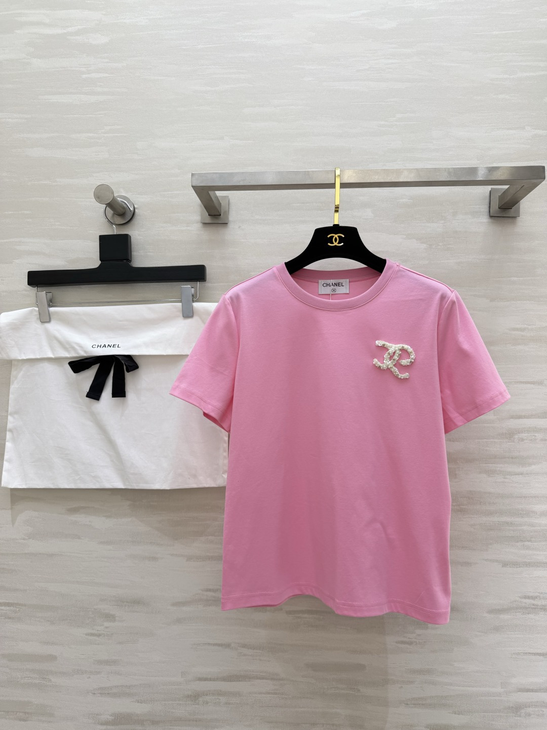 NO:854618,Chane beaded T-shirt, white moonlight × peach pink, exquisite beading, gentle and full, today’s golden feeling is in place!  High-quality customization, available in stock, size 36/38/40 (shoulder width 37, bust 92, length 54), Chanel-clothing, chanel, chanel, tees, t-shirt,19860909Chane钉珠T恤 白月光×蜜桃粉 精致钉珠,温柔拉满 今日份千金感已就位！ 高品质定制 现货首发size36/38/40（36码肩宽37,胸围92,衣长54）,香奈儿-服装,chanel,chanel,tees，t-shirt,,Women's clothing