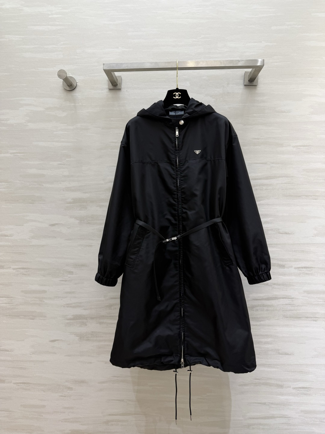 NO:854585,Prad nylon windbreaker｜It has a relaxed and high-end black tone with a cool aura. The classic triangle logo is low-key and noble. The adjustable belt can easily tighten the waist. It hides the flesh and shows proportions. Hood + hem drawstring design. Windproof and stylish. Can be worn for daily commuting/outing. One piece can cover all scenes. High-quality customization. Available in stock first size S/M/L (S size bust 108, length 98), Prada-clothing, prada, prada, hats,19860909Prad尼龙风衣｜自带松弛的高级感黑色调自带酷飒气场 经典三角标低调显贵 可调节腰带轻松收腰 藏肉又显比例连帽+下摆抽绳设计 防风又有造型感 日常通勤/出街都能打,一件承包所有场景 高品质定制 现货首发sizeS/M/L（s码胸围108,衣长98）,普拉达-服装,prada,prada,hats,,Women's clothing