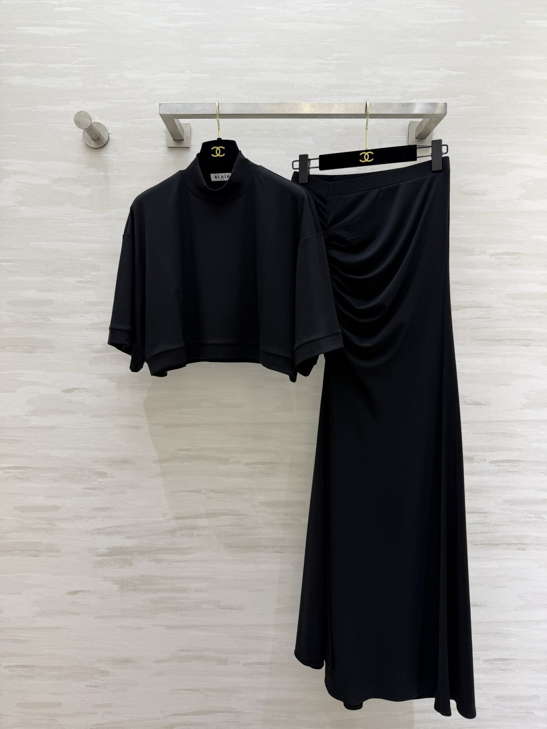 NO:854568,ALA high-end black suit｜Welding the sense of high-end to the body, a short turtleneck top + side slit long skirt. The minimalist tailoring hides the hidden meaning. The drapey fabric has its own soft light filter to hide the fat on the upper body. It can be held for daily commuting/dating/partying. A set of gods. High-quality customization. Ready for sale. Size S/M/L (S size bust 114, length 38, waist 64, skirt length 106), women's clothing, skirts,19860909ALA高级感黑色套装｜把高级感焊在身上短款小高领上衣+侧抽褶开叉长裙 极简剪裁暗藏心机 垂坠感面料自带柔光滤镜上身巨藏肉 日常通勤/约会/聚会都能hold住 一套封神 高品质定制 现货首发sizeS/M/L（s码胸围114,衣长38,腰围64,裙长106）,女装,skirts,,Women's clothing