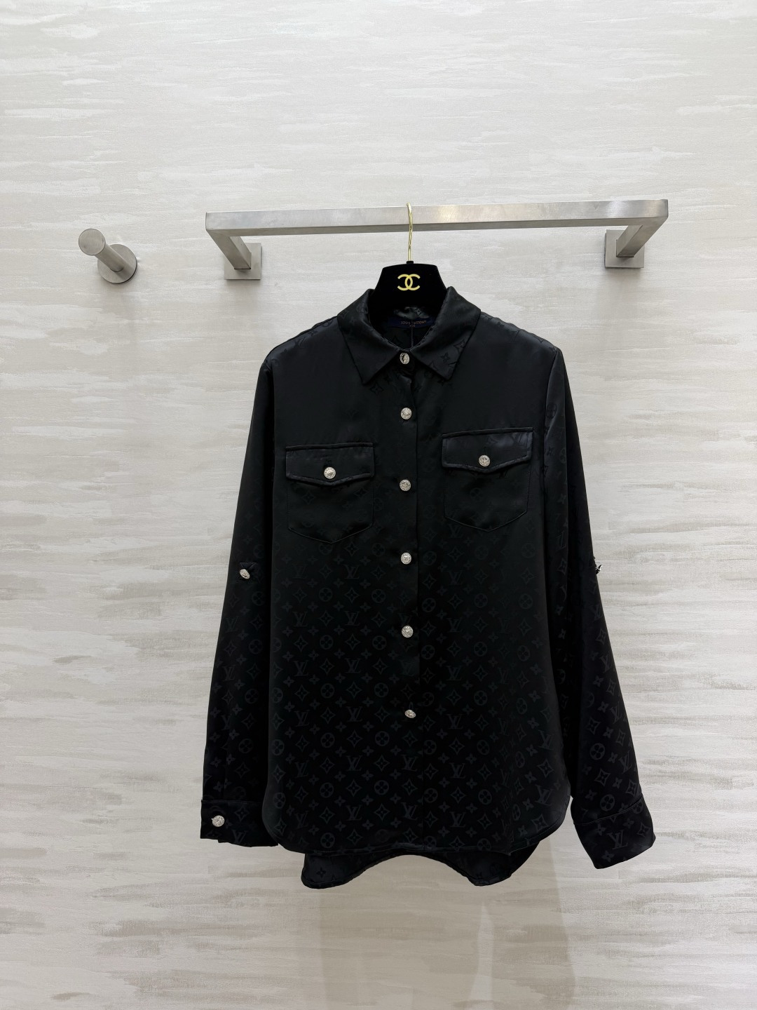 NO:855369,#Lvvv classic jacquard acetate silk shirt, acetate satin texture with soft light filter, all-over dark pattern, low-key and noble, lapel + pocket design, neat and slimming, molded metal buttons to highlight details, one piece to unlock high-end wear, high-quality customization, ready for sale, size 36/38/40/42 (size 38, shoulder width 40, bust 106, length 69-74), Louis Vuitton-clothing, louis  vuitton,louis vuitton,real silk,19860909#Lvvv经典提花醋酸真丝衬衣 醋酸缎面质感自带柔光滤镜 满印暗纹低调显贵 翻领+口袋设计利落显瘦 开模金属纽扣点亮细节 一件解锁高级感穿搭 高品质定制 现货首发size36/38/40/42（38码肩宽40,胸围106,衣长69-74）,路易威登-服装,louis vuitton,louis vuitton,real silk,,Women's clothing