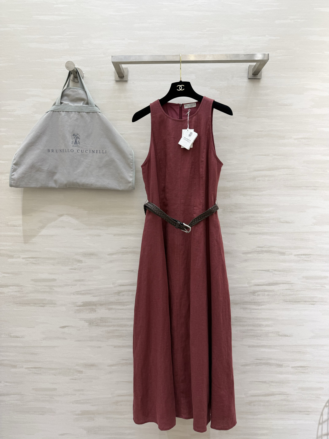 NO:854553,Brunellocucinel red-brown linen dress. Relaxed and high-quality bean paste red tone with a retro filter. The linen fabric is breathable and drapey. The woven belt accurately cinches the waist. The waist-to-hip ratio is just right. The sleeveless round neck design is refreshing and neat. It can be worn for daily commuting/vacation. Gentle and dignified. One piece covers all occasions in spring and summer. High-quality customization. Available in stock first size S/M/L (S size bust 86, skirt length 124), women's clothing, brunello  cucinelli,skirts,19860909Brunellocucinel红棕亚麻连衣裙 松弛高级感自带复古滤镜的豆沙红调 亚麻面料透气又有垂坠感 编织腰带精准收腰 把腰臀比修饰得恰到好处无袖圆领设计清爽利落 日常通勤/度假都能穿 温柔又显贵 一件承包春夏所有场合 高品质定制 现货首发sizeS/M/L（s码胸围86,裙长124）,女装,brunello cucinelli,skirts,,Women's clothing