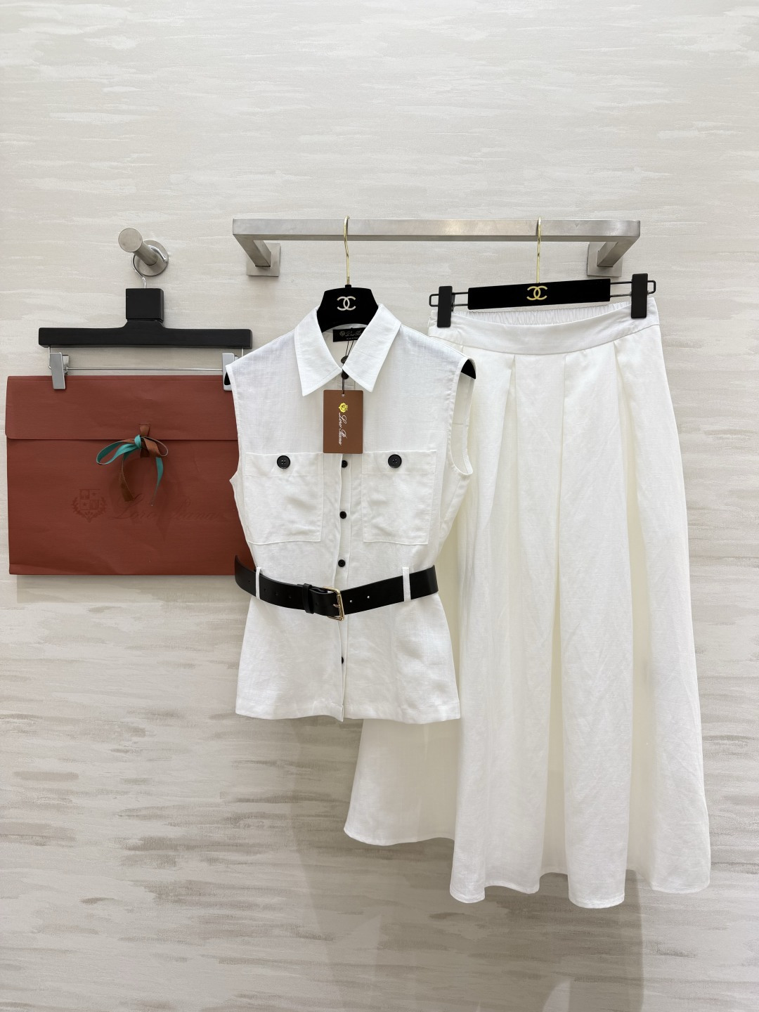 NO:854625,Loro Pian white linen suit, relaxed and elegant sleeveless waisted shirt, A-line skirt with large hem, built-in French elegant filter, natural linen fabric, breathable and refreshing, no burden to wear in summer. Paired with black belt to accurately tighten the waist, easily wear three-seven proportions, can be used for commuting/vacation/dating, a set of gods, high-quality customization  Available in stock first size S/M/L/XL (S size bust 90, dress length 59, skirt waist 64, skirt length 81), women's clothing, loro piana, skirts, shirts,19860909Loro Pian白亚麻套装 松弛贵气感无袖收腰衬衫 A字大摆半裙 自带法式优雅滤镜 天然亚麻面料透气清爽 夏天穿也毫无负担 搭配黑色腰带精准收腰 轻松穿出三七分比例 通勤/度假/约会都能hold住 一套封神 高品质定制 现货首发sizeS/M/L/XL（s码胸围90,衣长59,半裙腰围64,裙长81）,女装,loro piana,skirts,shirts,,Women's clothing