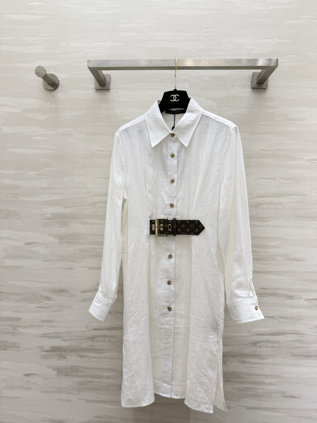 NO:859633,Lvvv linen shirt dress. Relaxed and noble natural linen fabric is breathable and refreshing. It has texture and drape. Lapel. Single-breasted design is neat and slim. It has a sense of commuting atmosphere. Presbyopic belt precisely tightens the waist. Easily wears 37-point ratio. High-quality customization. Available in stock. Size S/M/L (shoulder width 37 in size M, bust 96, length 93).19860909Lvvv亚麻衬衫裙 松弛贵气感天然亚麻面料透气清爽 自带肌理感与垂坠度 翻领 单排扣设计利落又显瘦 自带通勤氛围感 老花腰带精准收腰 轻松穿出三七分比例 高品质定制 现货首发sizeS/M/L（M码肩宽37,胸围96,衣长93）,,louis vuitton,skirts,shirts,,Women's clothing