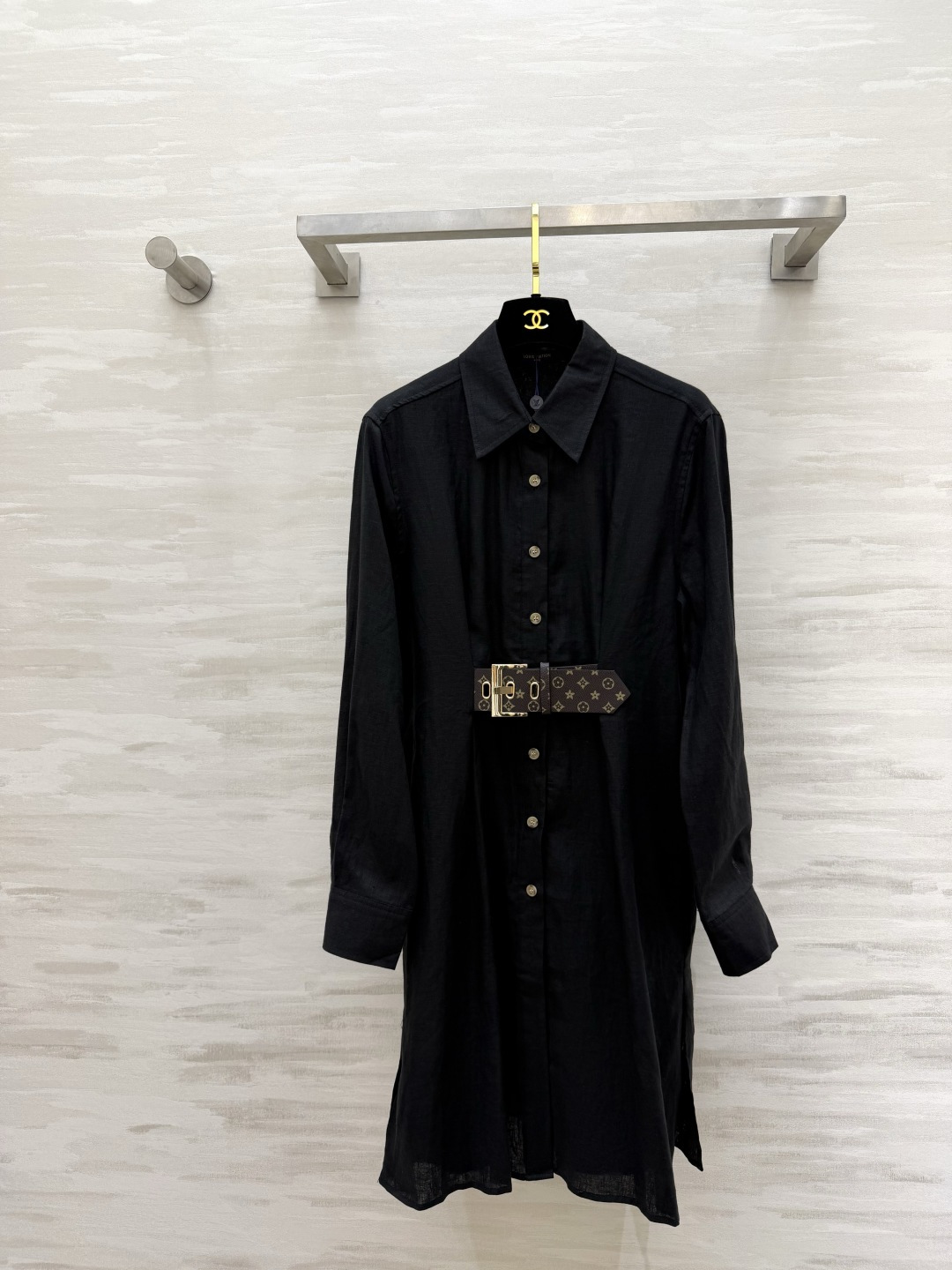 NO:854601,Lvvv linen shirt dress. Relaxed and elegant natural linen fabric is breathable and refreshing. It has texture and drape. Lapel. Single-breasted design is neat and slim. It has a sense of commuting atmosphere. Presbyopic belt precisely tightens the waist. Easily wears three-seven ratio. High-quality customization. Available in stock.  vuitton,skirts,shirts,19860909Lvvv亚麻衬衫裙 松弛贵气感天然亚麻面料透气清爽 自带肌理感与垂坠度 翻领 单排扣设计利落又显瘦 自带通勤氛围感 老花腰带精准收腰 轻松穿出三七分比例 高品质定制 现货首发sizeS/M/L（M码肩宽37,胸围96,衣长93）,路易威登-服装,louis vuitton,louis vuitton,skirts,shirts,,Women's clothing